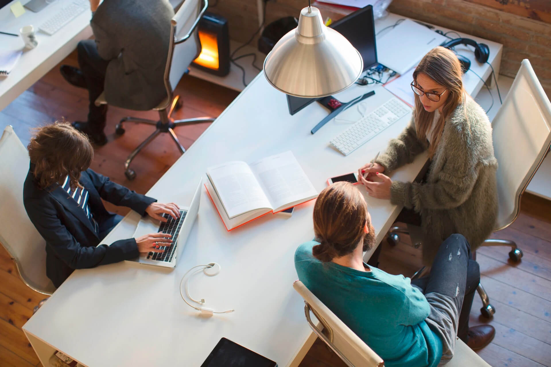 Hombre preguntando en una oficina a una mujer asesora de Bertliz sobre los servicios de enseñanza de idiomas de Bertliz y su método.