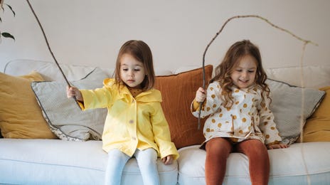 Niñas en actividades para niños de preescolar