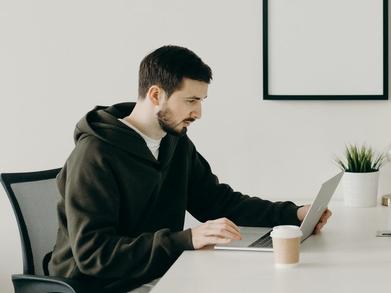Hombre aprendiendo los verbos en alemán