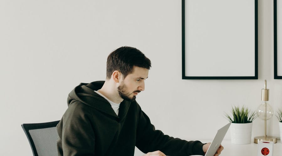 Hombre aprendiendo los verbos en alemán