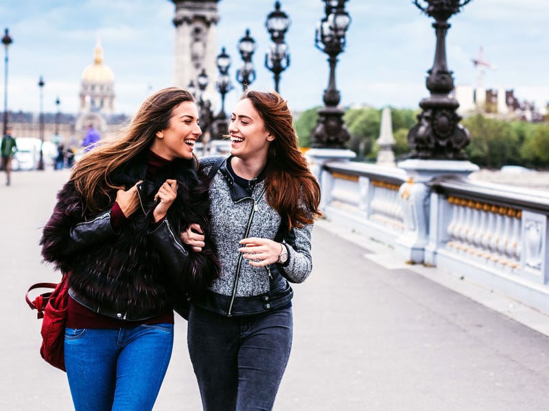 Dos mujeres platicando y caminando por París
