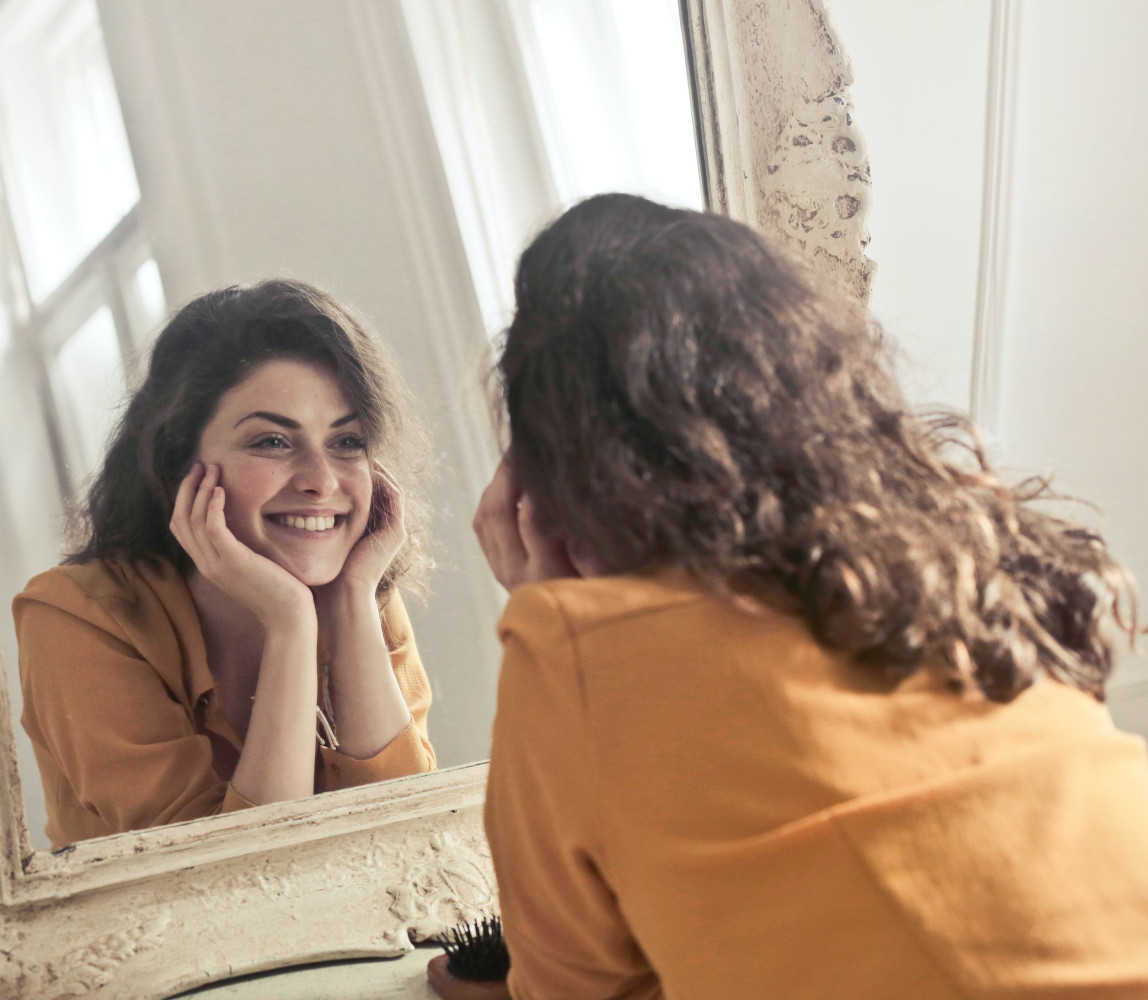 Mujer aprendiendo el significado de los nombres
