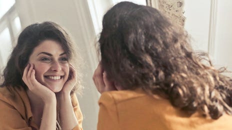 Mujer aprendiendo el significado de los nombres