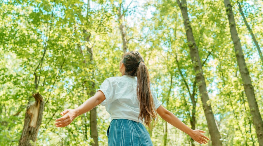 Niña celebrando el día mundial del medio ambiente
