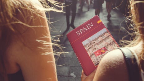 Mujeres en clases virtuales en vivo con instructor grupal