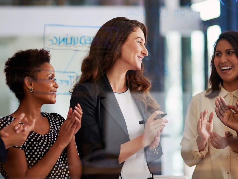 Mujer hablando sobre valores de una empresa