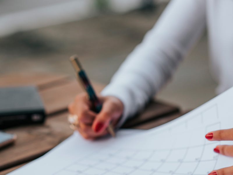 Mujer planeando su desarrollo profesional con enfoque estratégico. En Berlitz, impulsamos el crecimiento personal y profesional a través del dominio del inglés y otros idiomas, ayudando a mujeres y hombres a alcanzar sus metas en el mundo laboral globalizado.