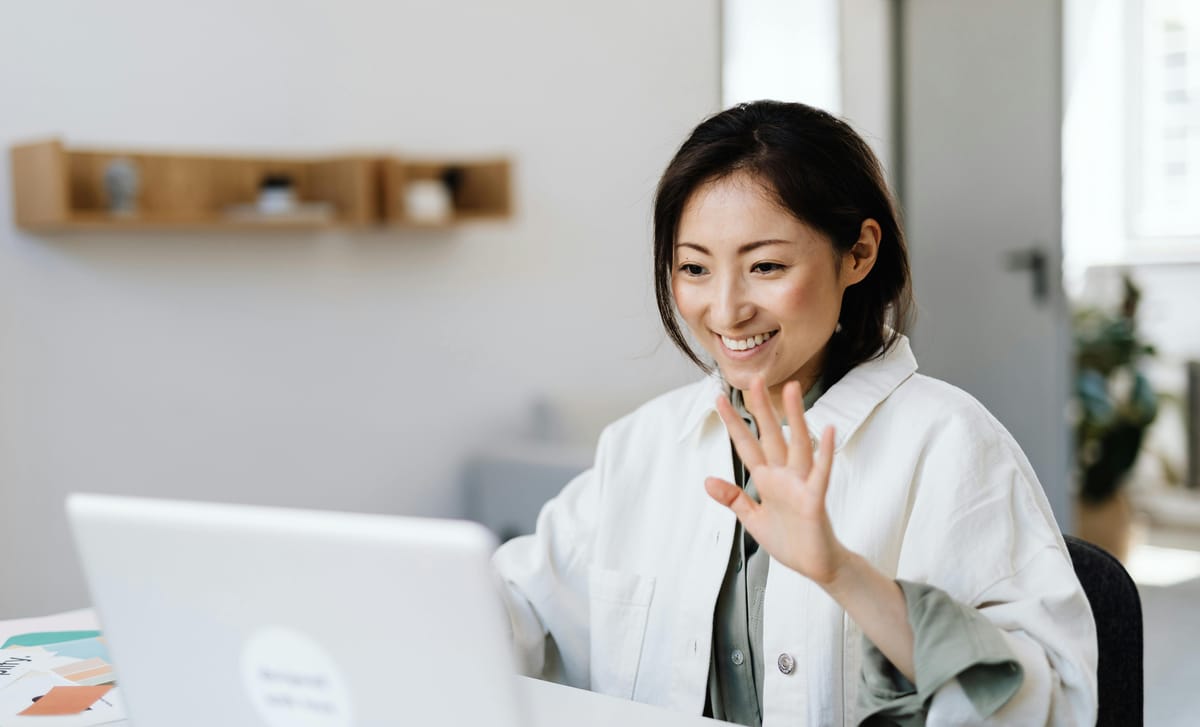 Mujer buscando escuelas en línea para aprender un nuevo idioma.