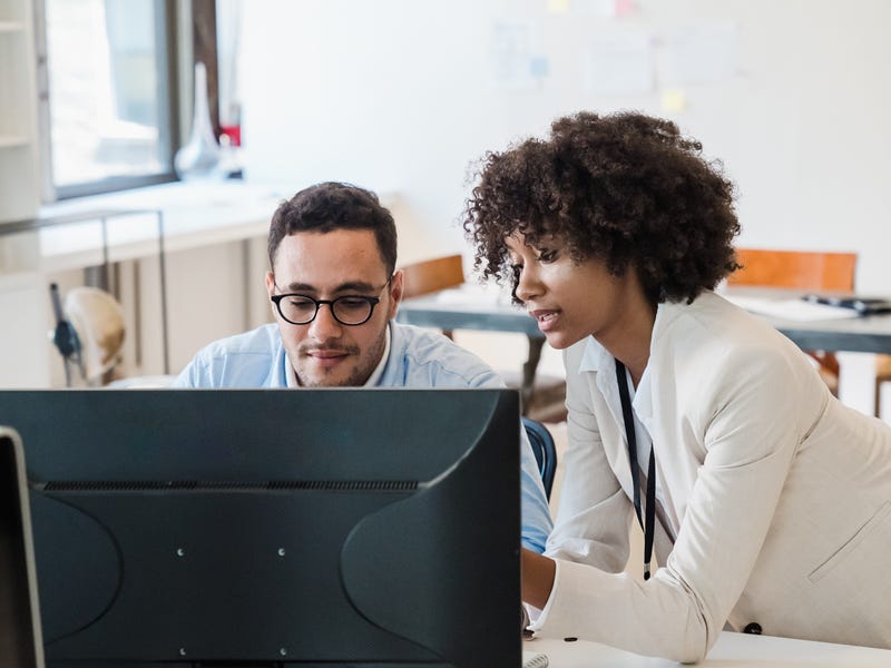 Personas estudiando el origen del español