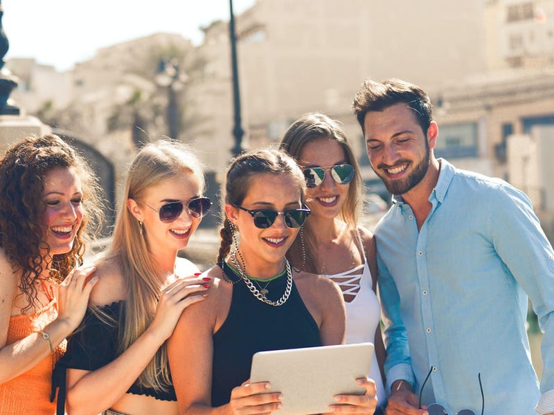Un grupo de amigos viendo un iPad