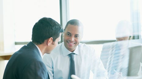 Hombre en cursos de inglés en Cali