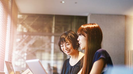 Mujeres estudiando para el examen IELTS