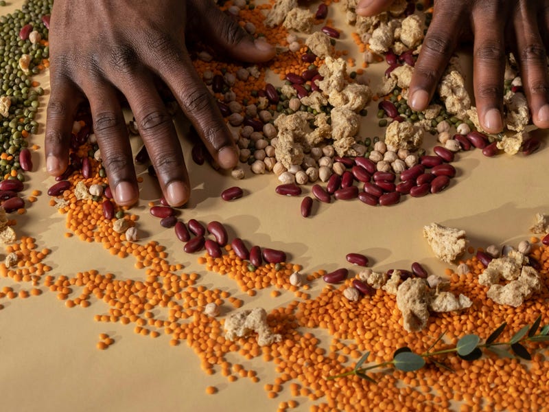 Hombre negro separando semillas en inglés.