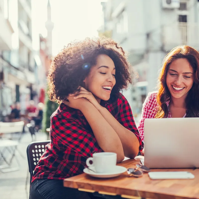 Dos mujeres jóvenes hablando sobre proyecciones a futuro en inglés
