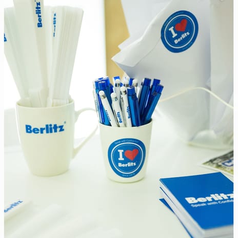„I love Berlitz” feliratú grafika a Berlitz nyelvtanulási programjaihoz és felnőtt nyelvtanfolyamaihoz.