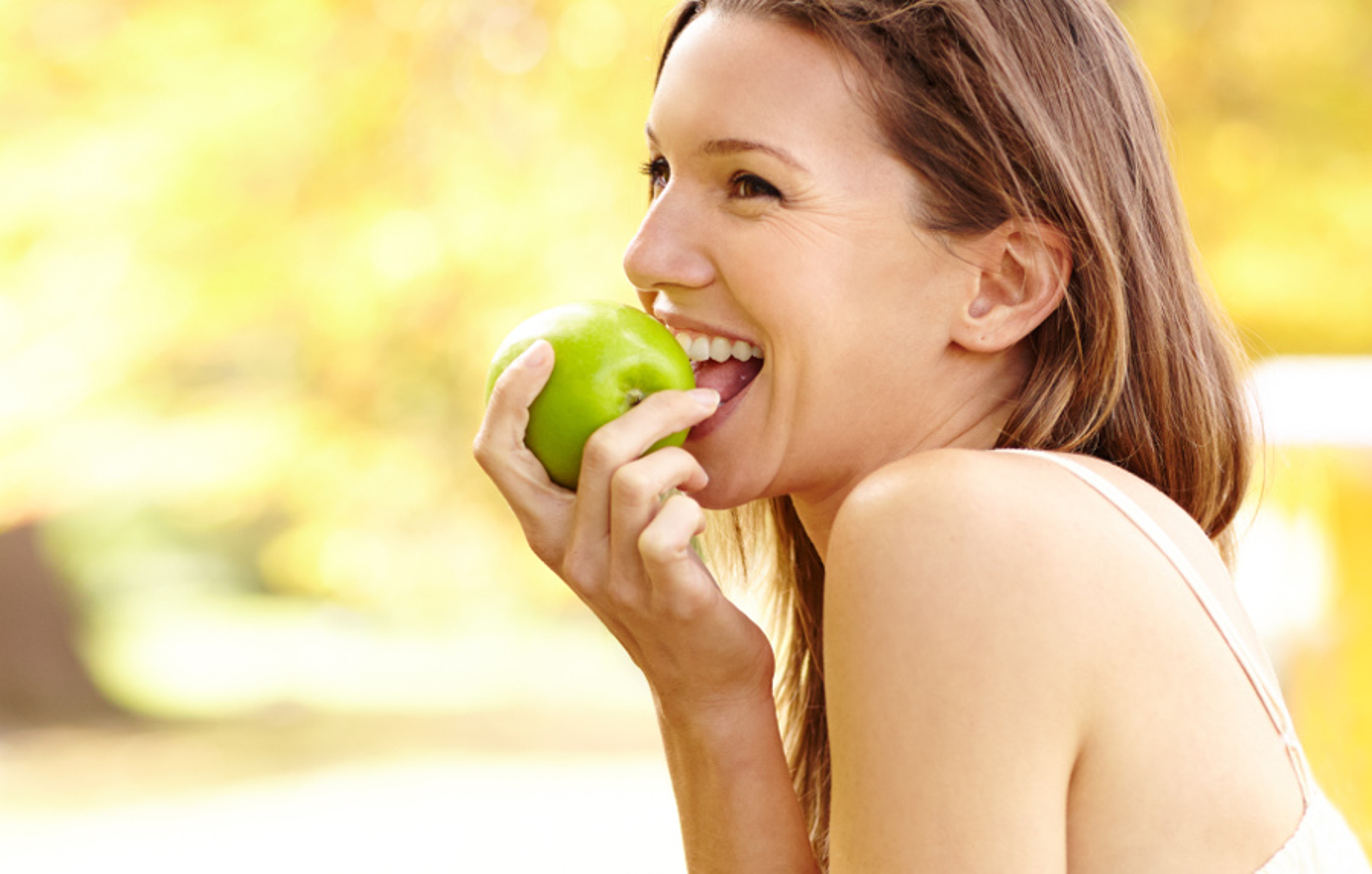 Article Cards Featured Image woman eating apple