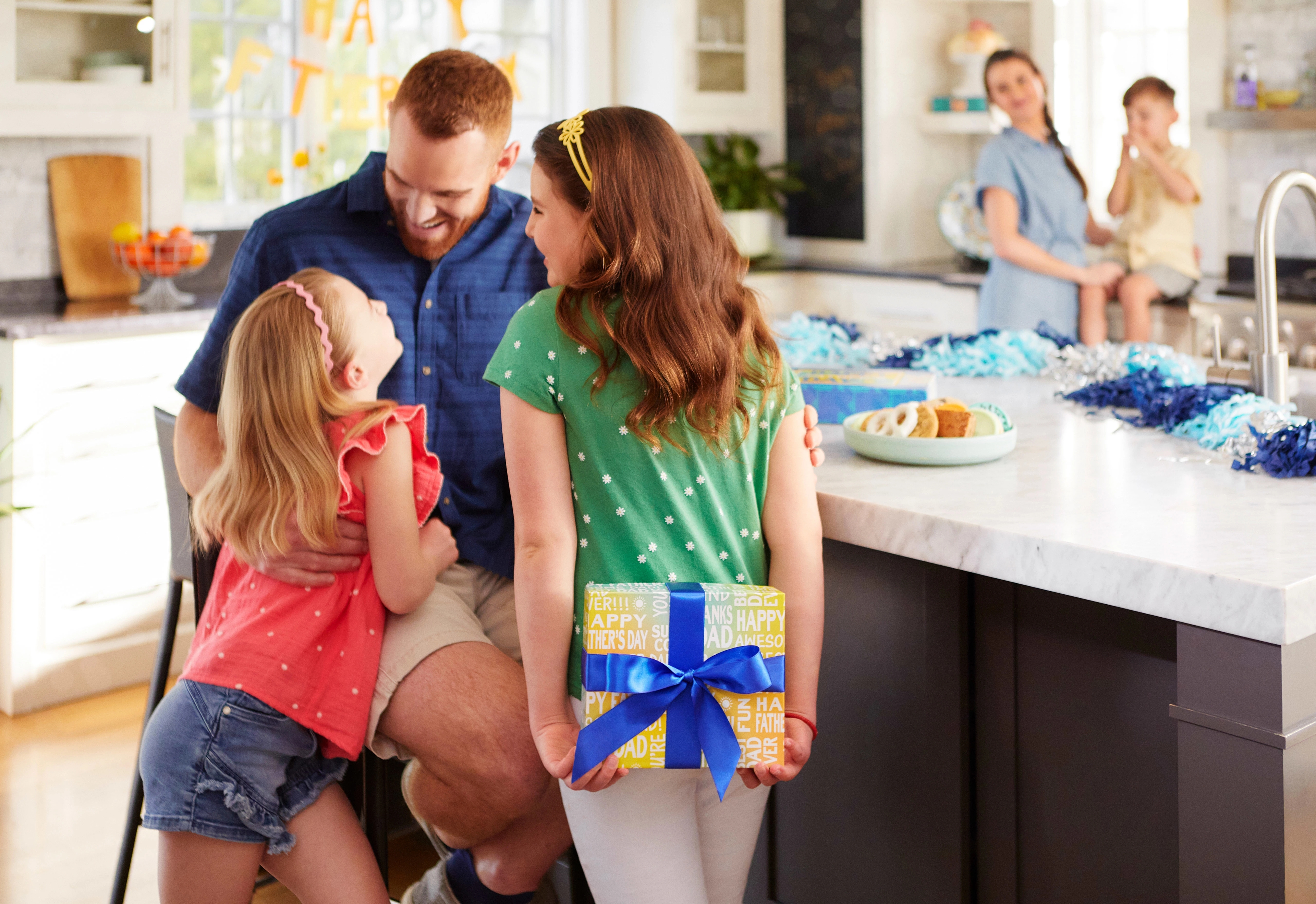 Article Cards Featured Image fathers day gift ideas daughters giving gifts to dad