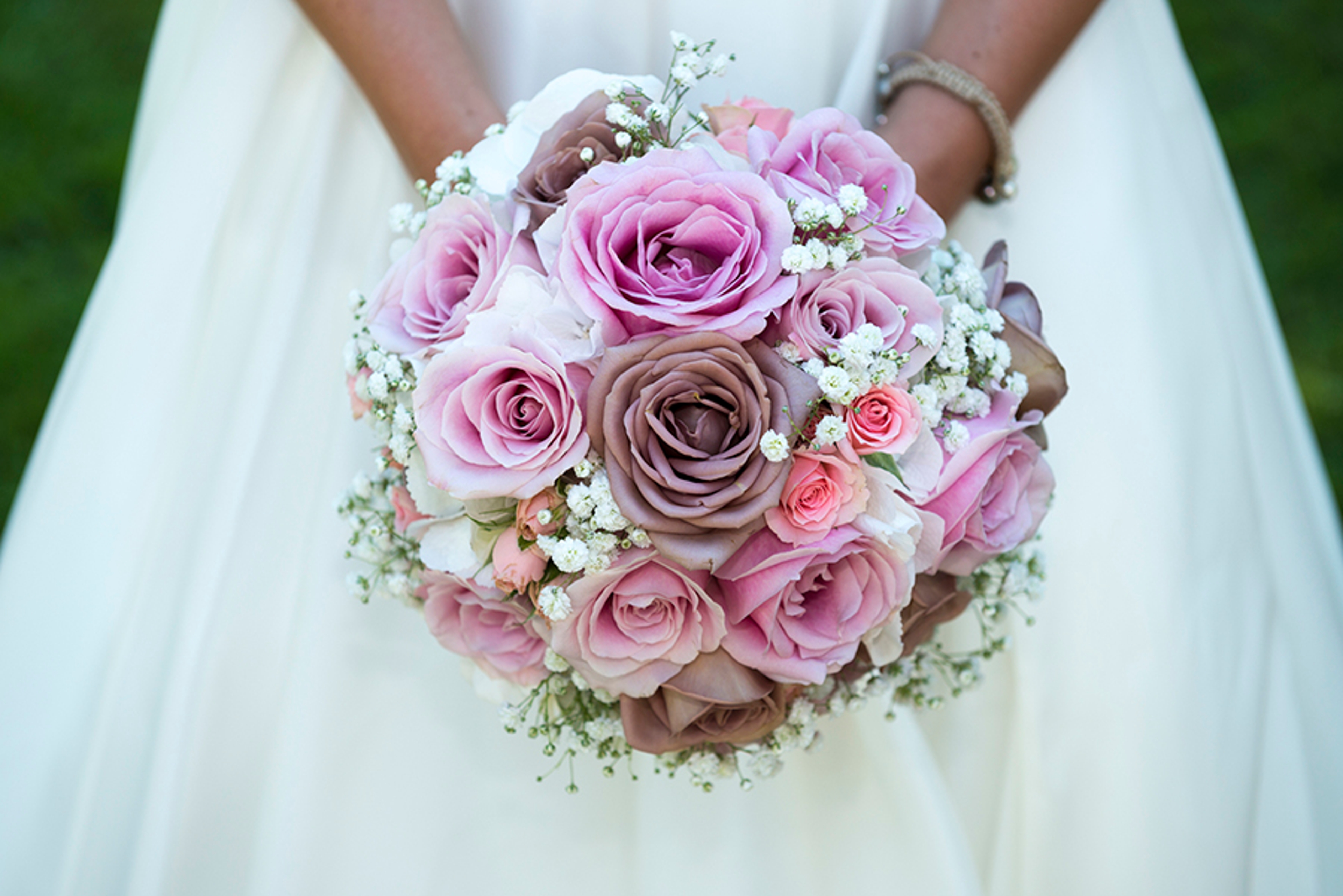 Article Cards Featured Image wedding traditions with bride holding her pink wedding bouquet