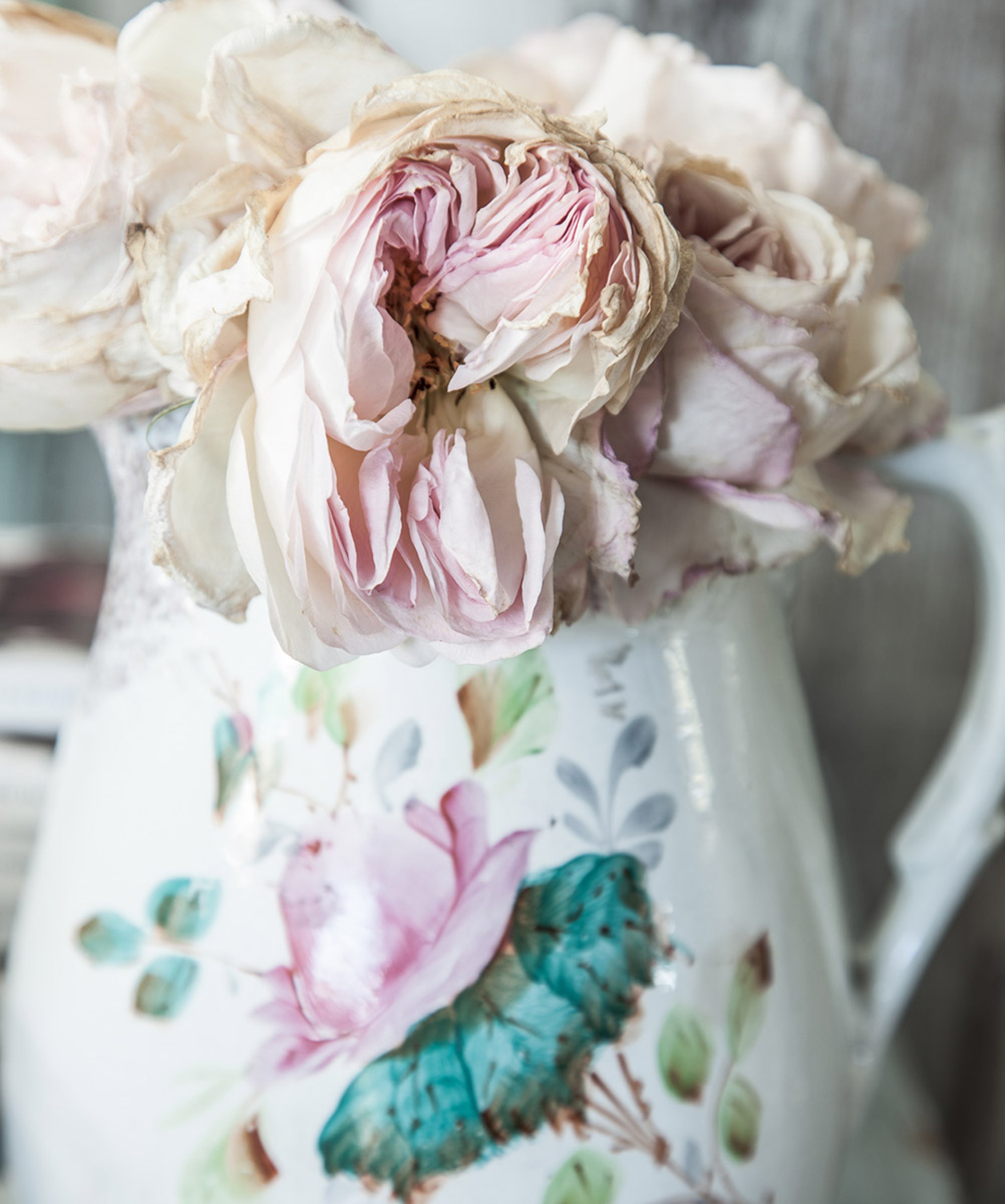 dried roses in vase