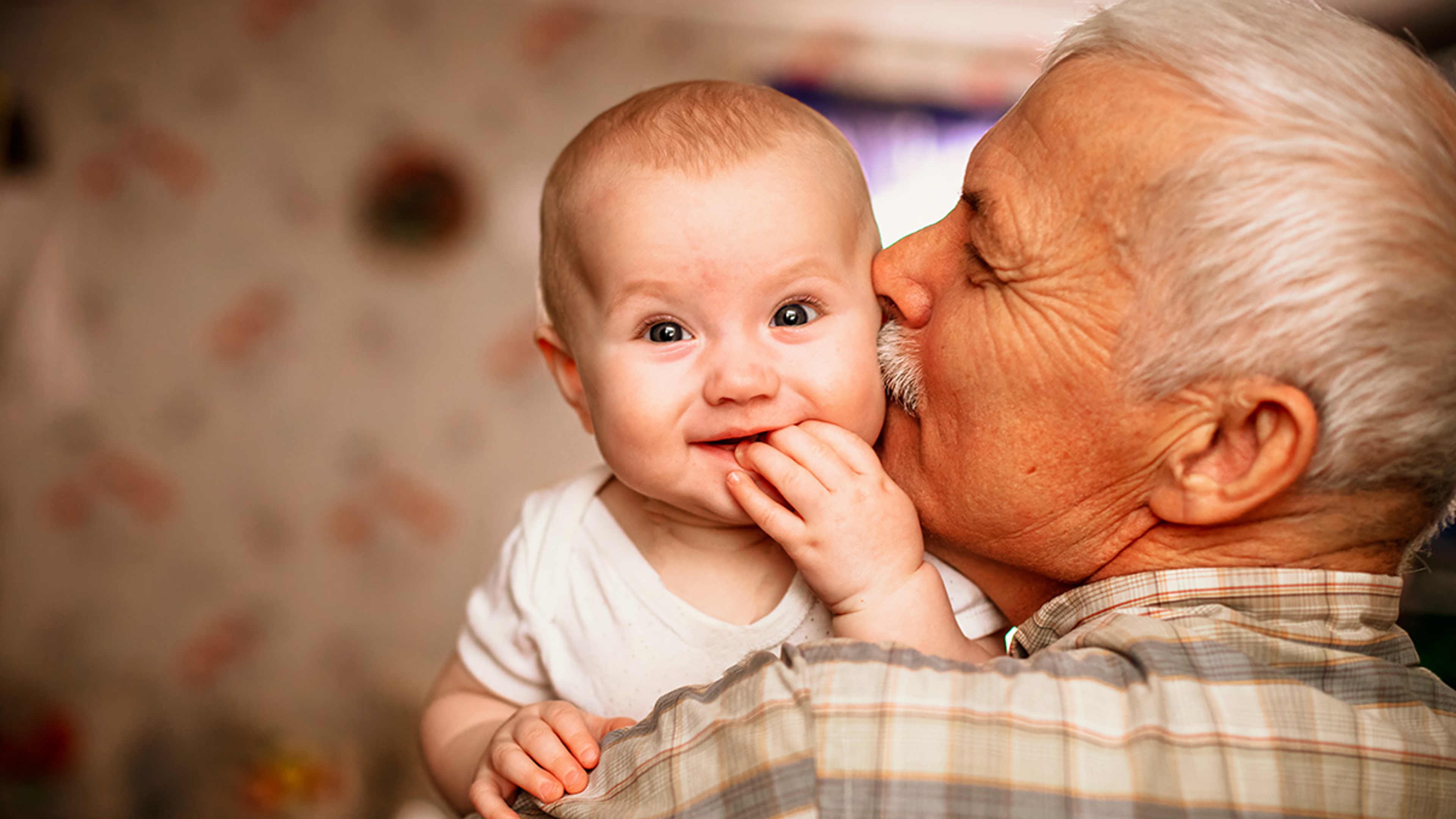 Article Cards Featured Image first time grandparents baby kiss
