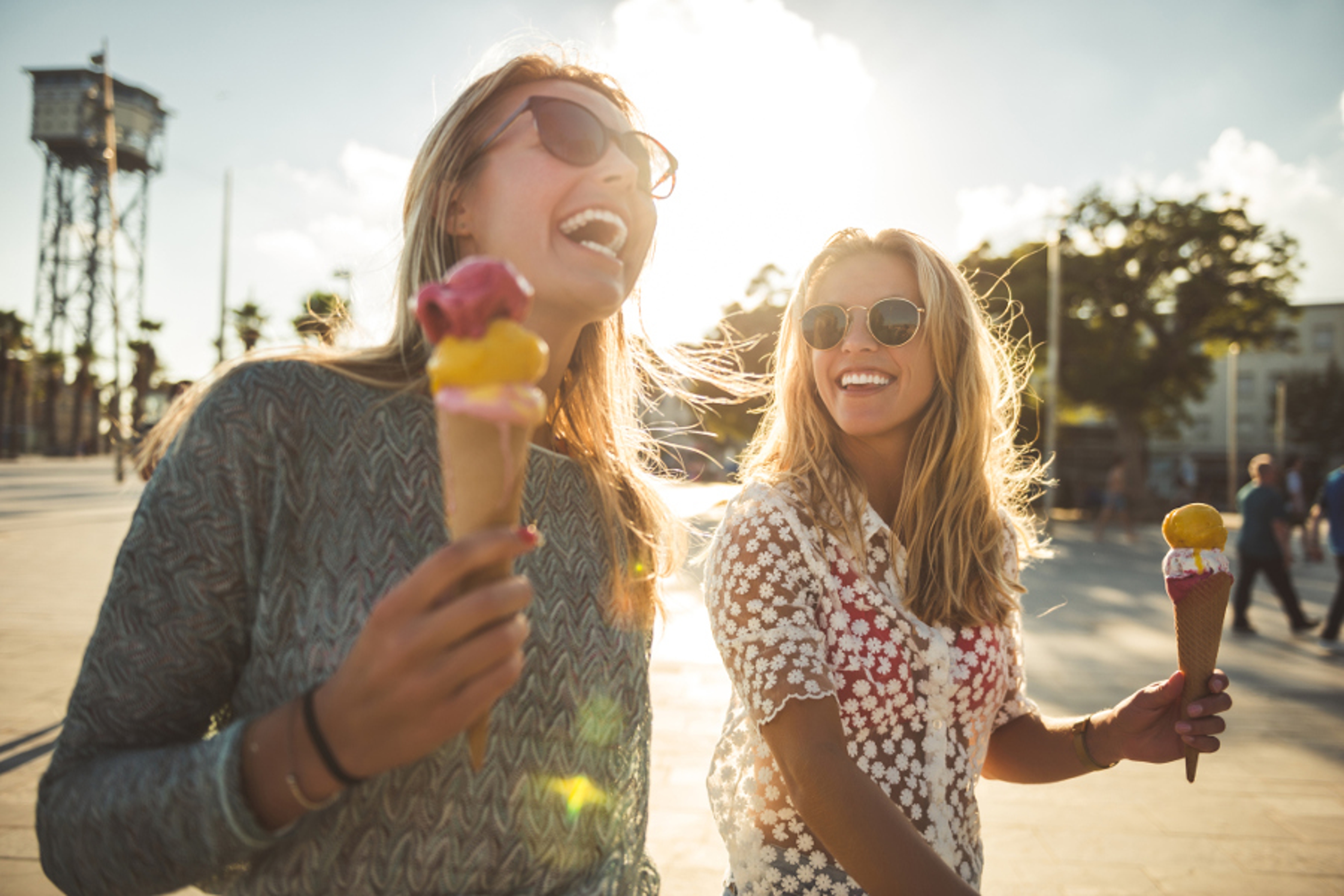 Article Cards Featured Image Two friends with ice cream