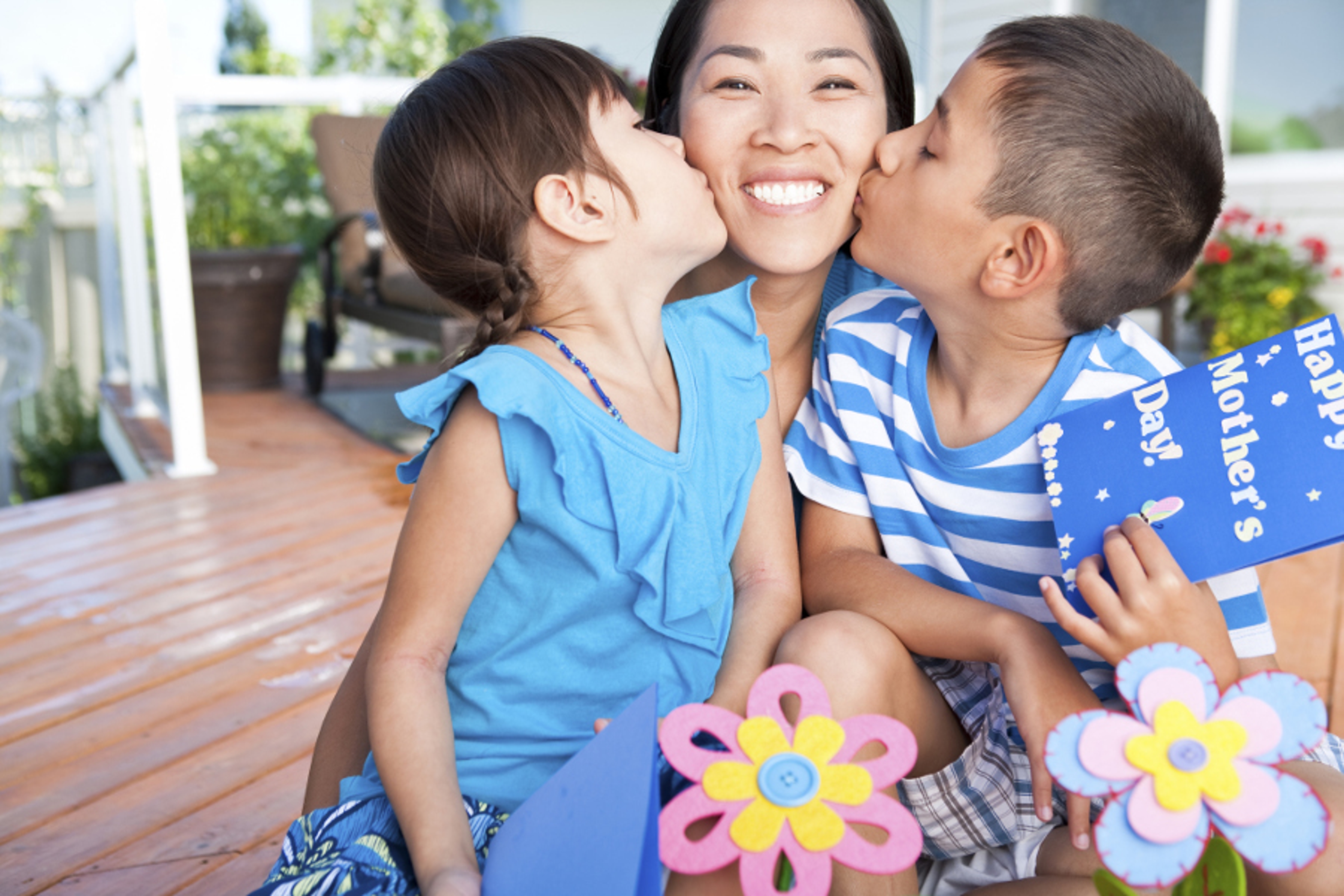 Article Cards Featured Image Mother and Child celebrating Mothers Day