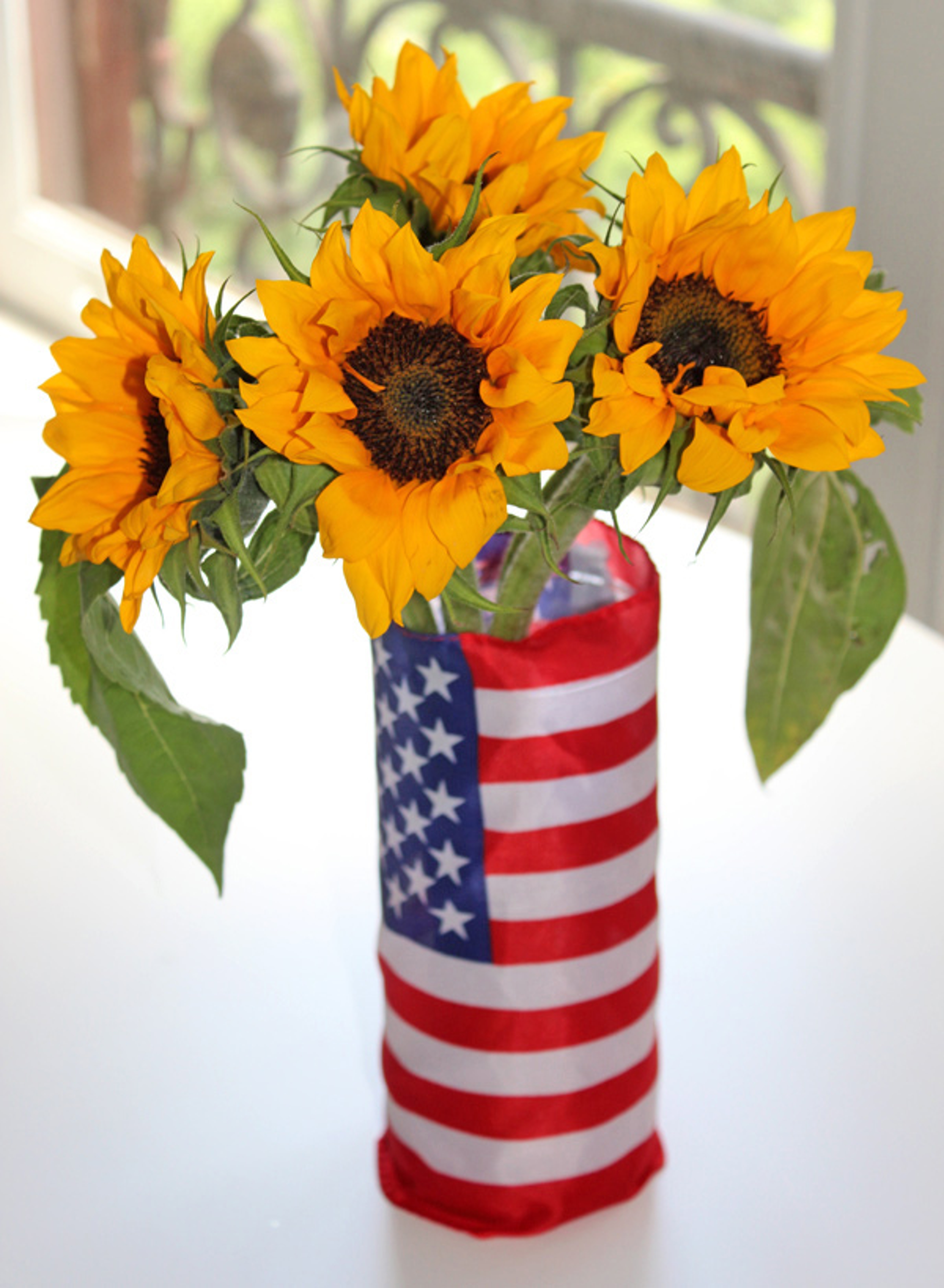 Article Cards Featured Image diy patriotic decor red white blue vase with sunflowers