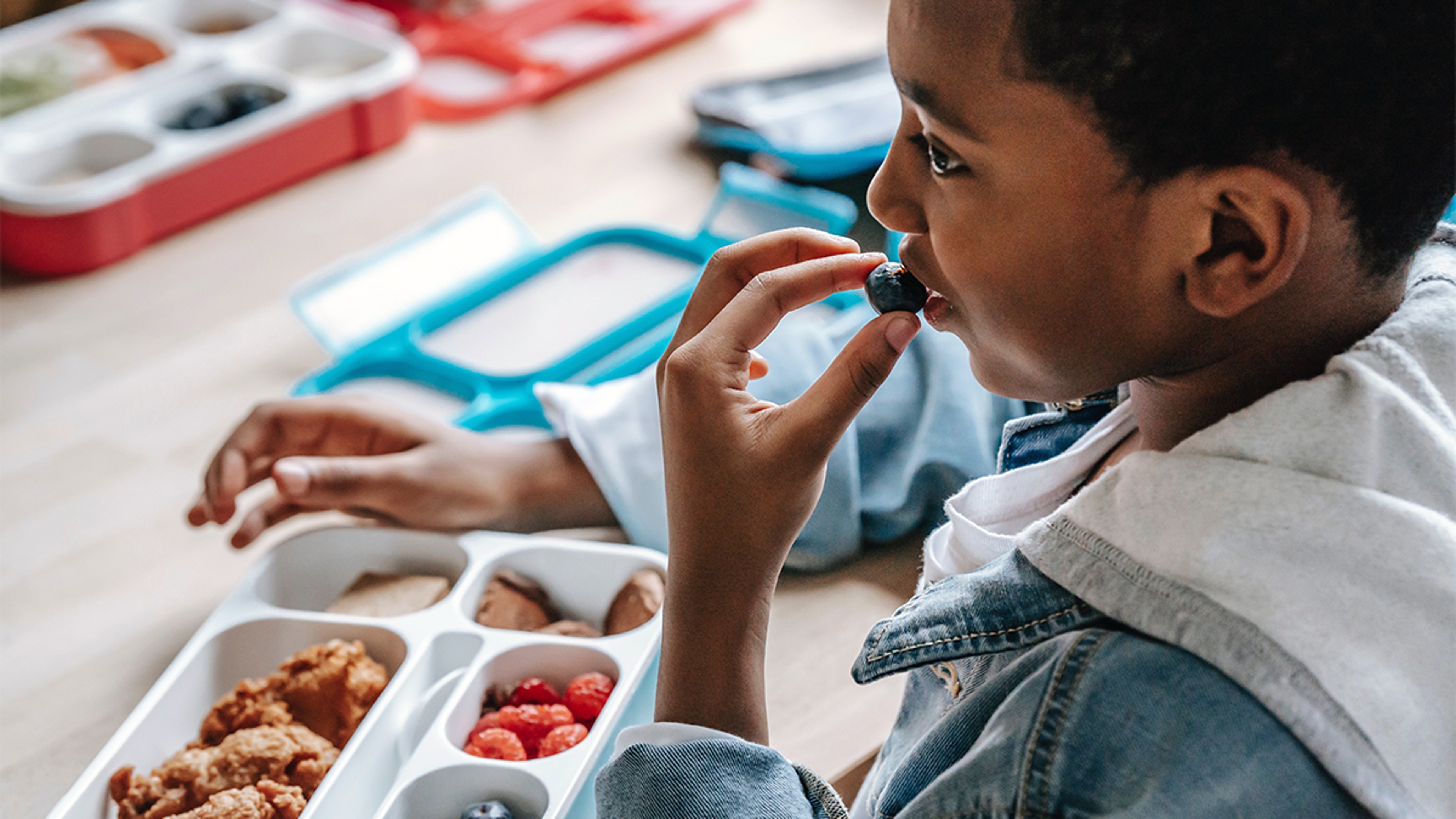 Article Cards Featured Image kid eating lunch at school and finding a lunchbox surprise