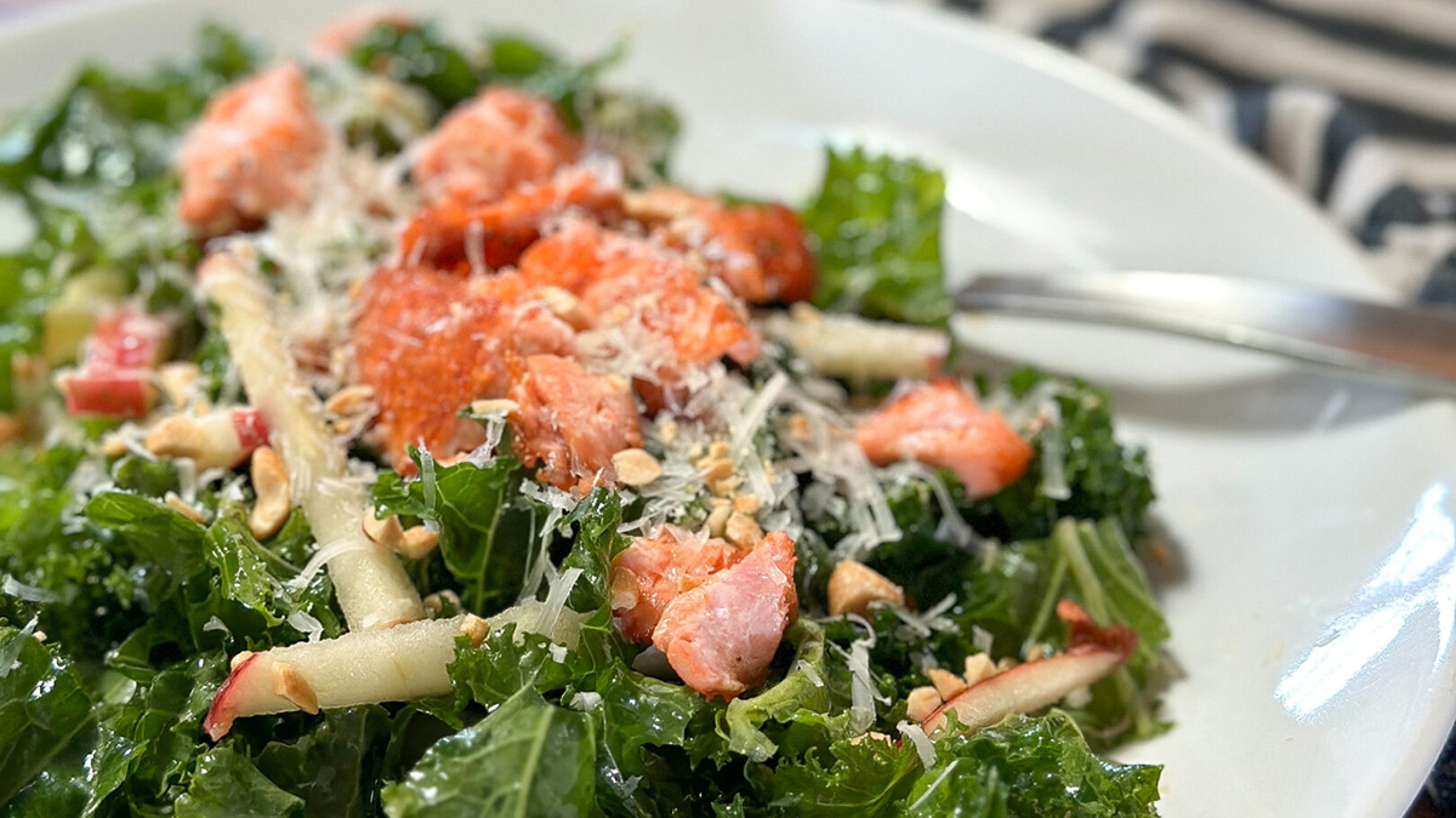 Article Cards Featured Image kale salmon salad