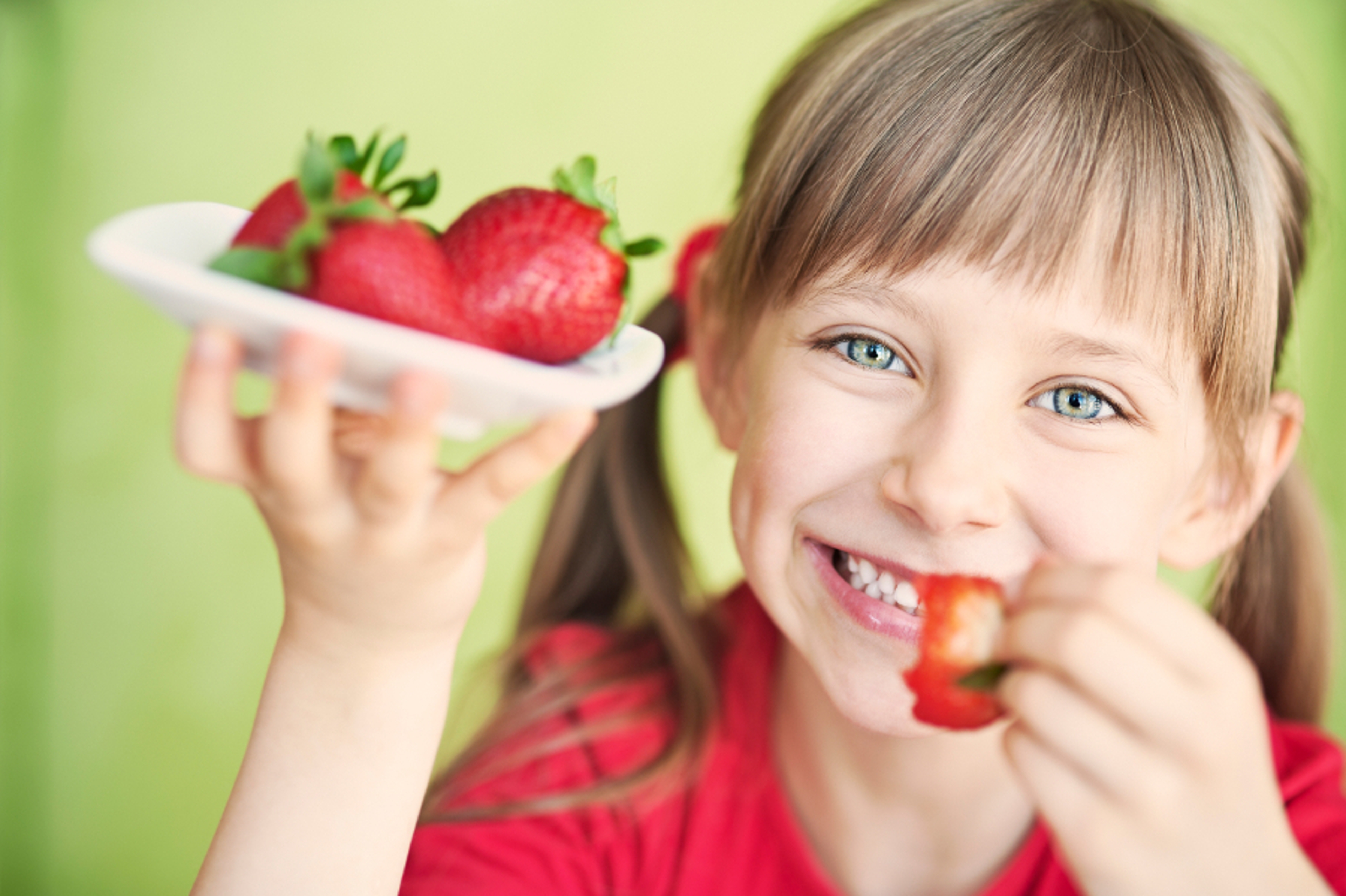 summer camp snacks girl eating strawberries