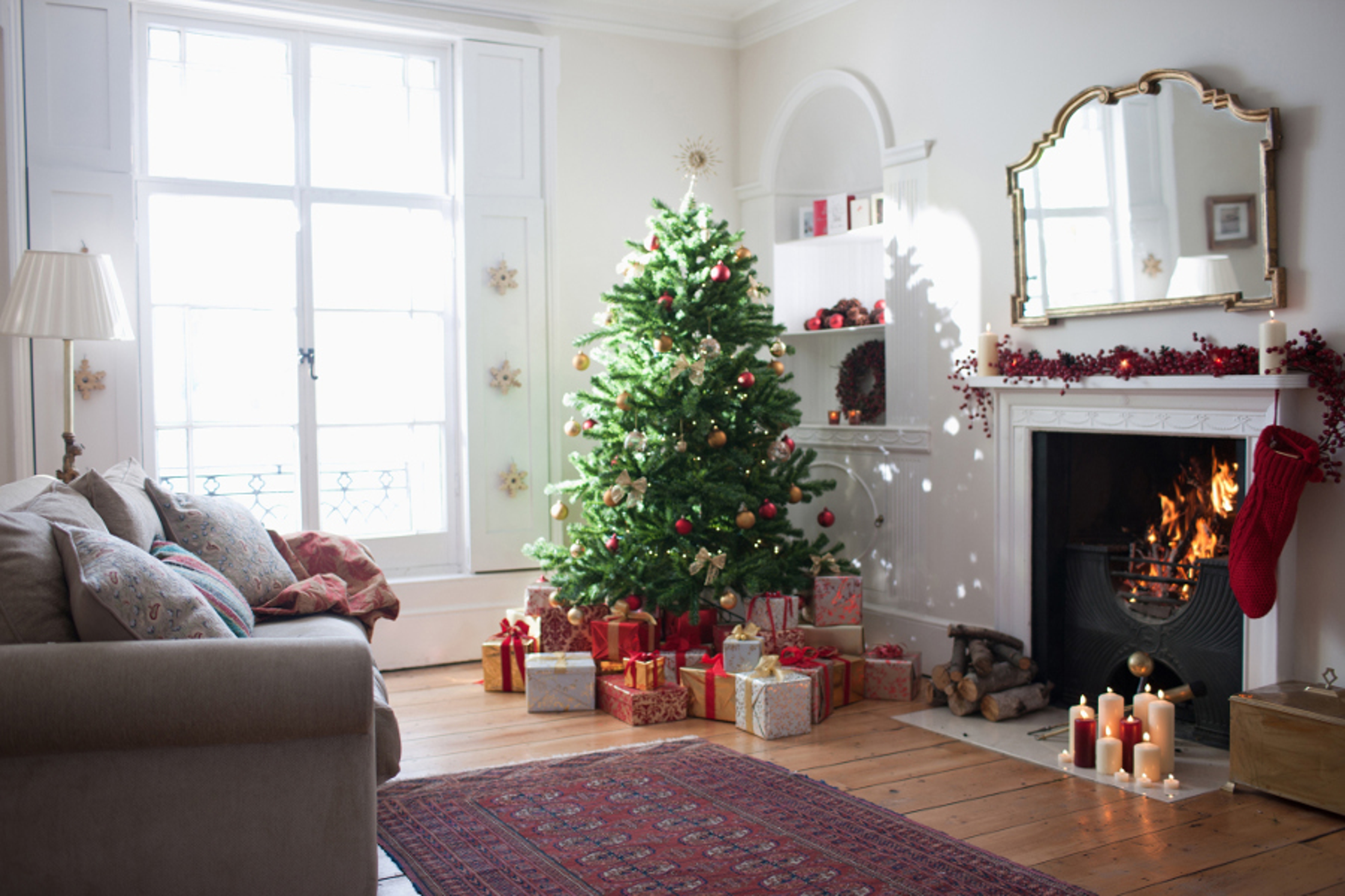 Article Cards Featured Image Christmas tree in living room