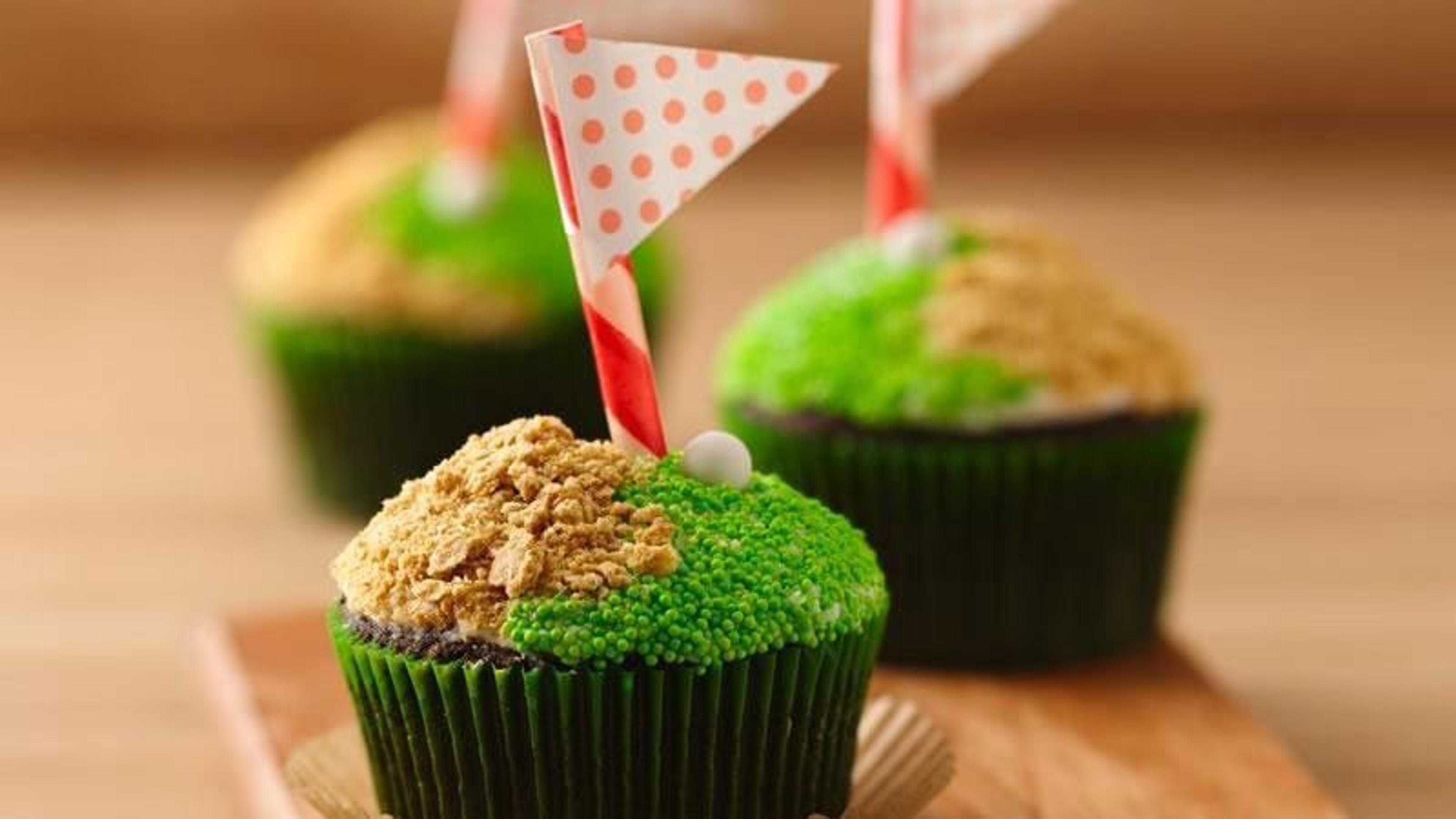 hole in one fathers day cupcakes