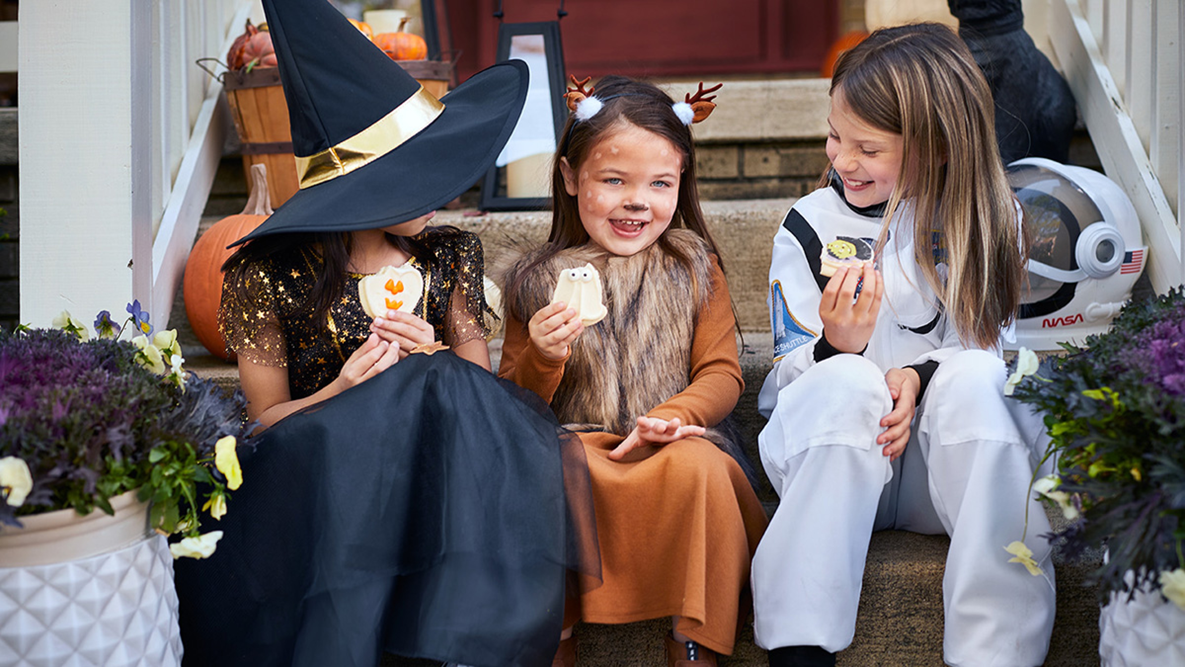 Article Cards Featured Image kids eating cookies at a costume party