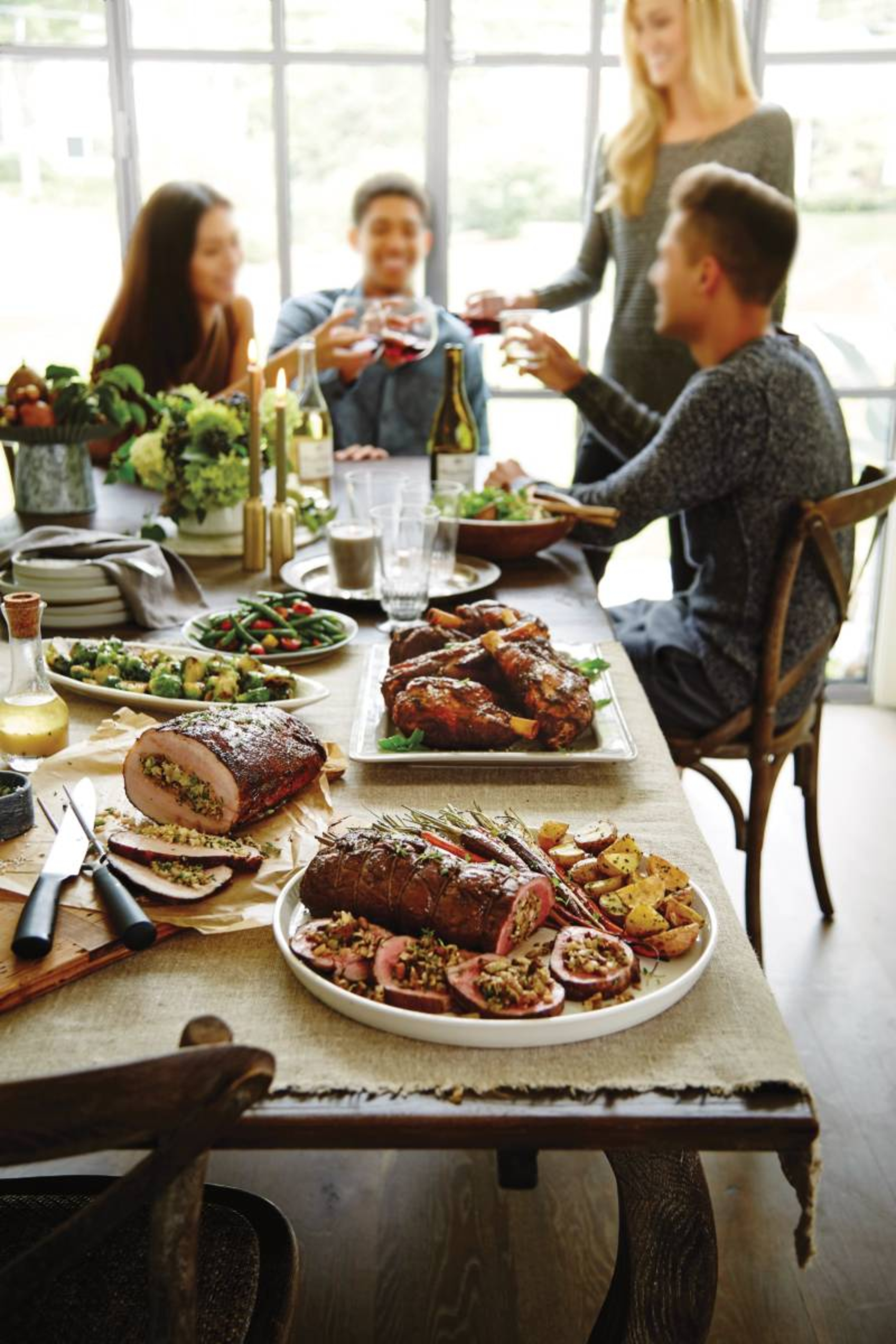 Group eating chateaubriand and other dishes at a table.