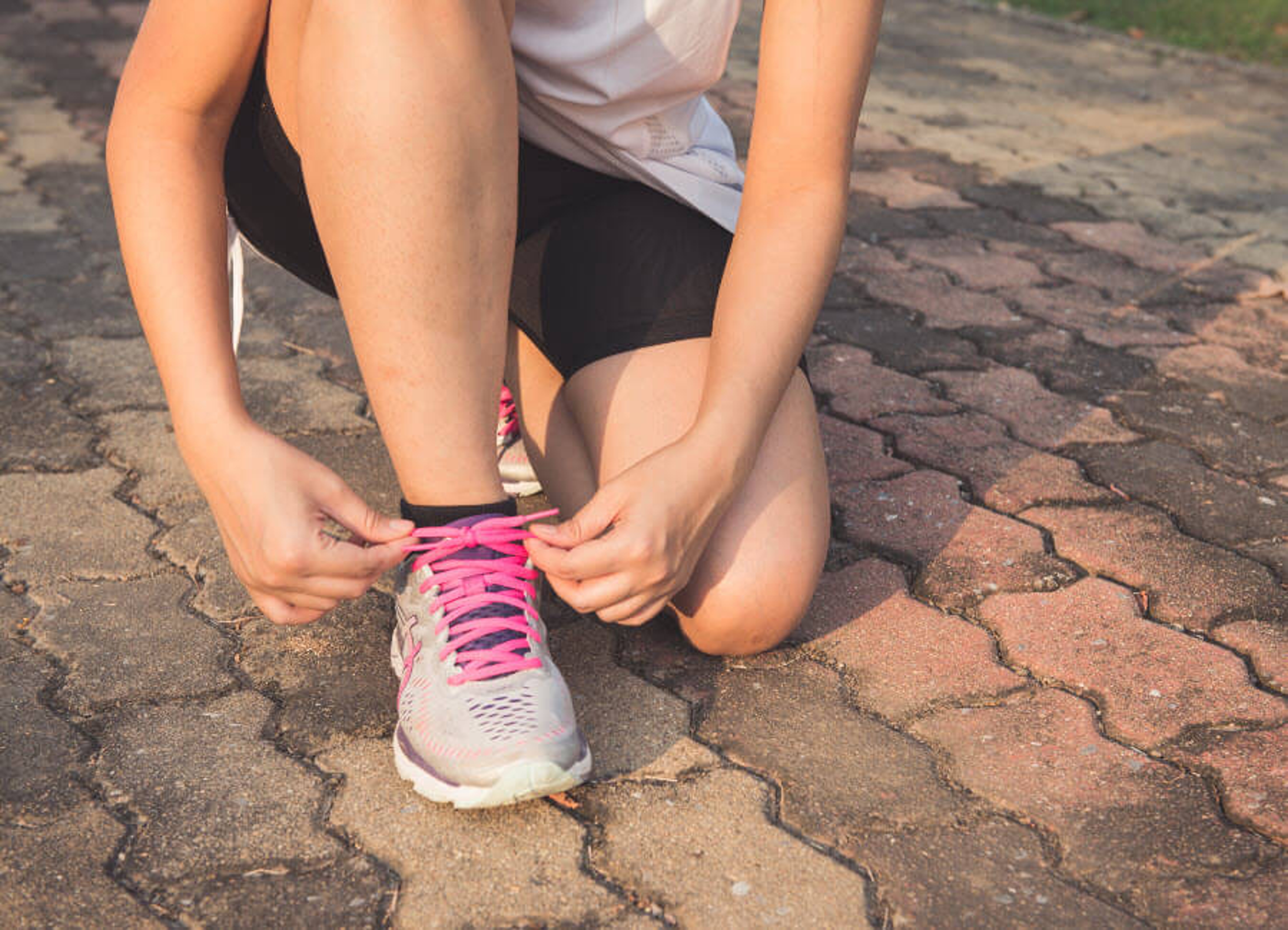 new years resolutions runner tying shoes