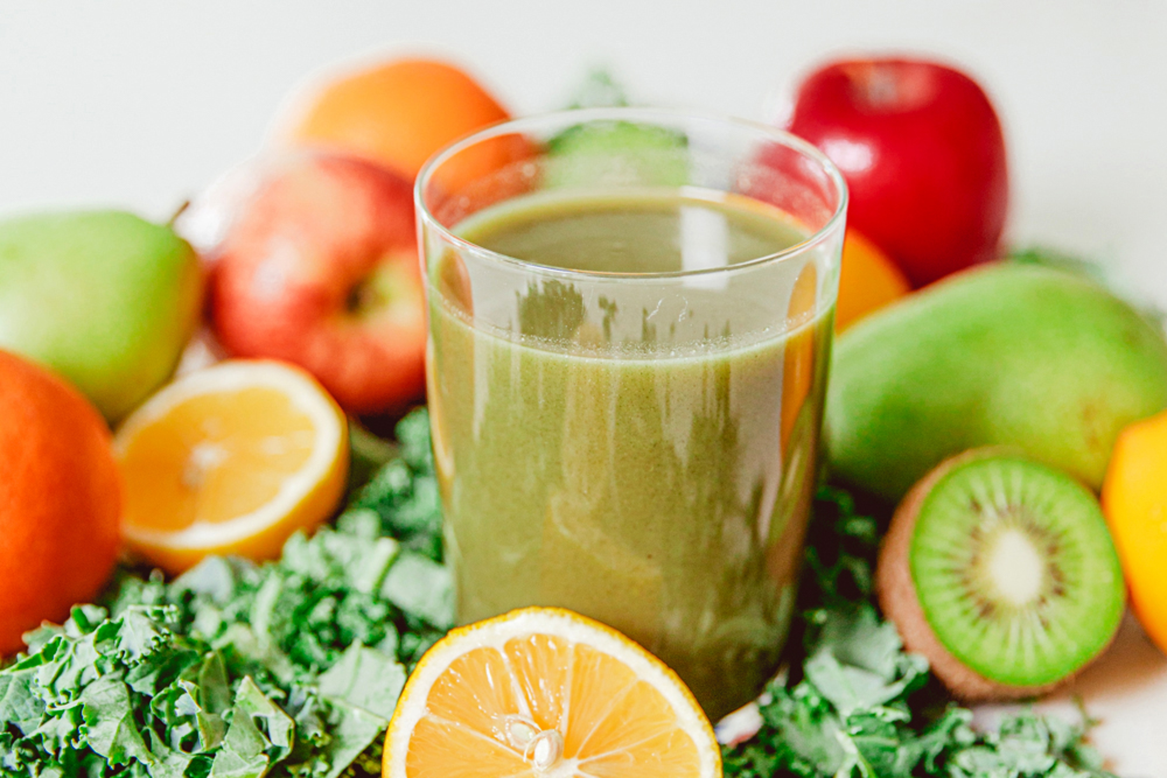 green smoothie with pears and kiwi