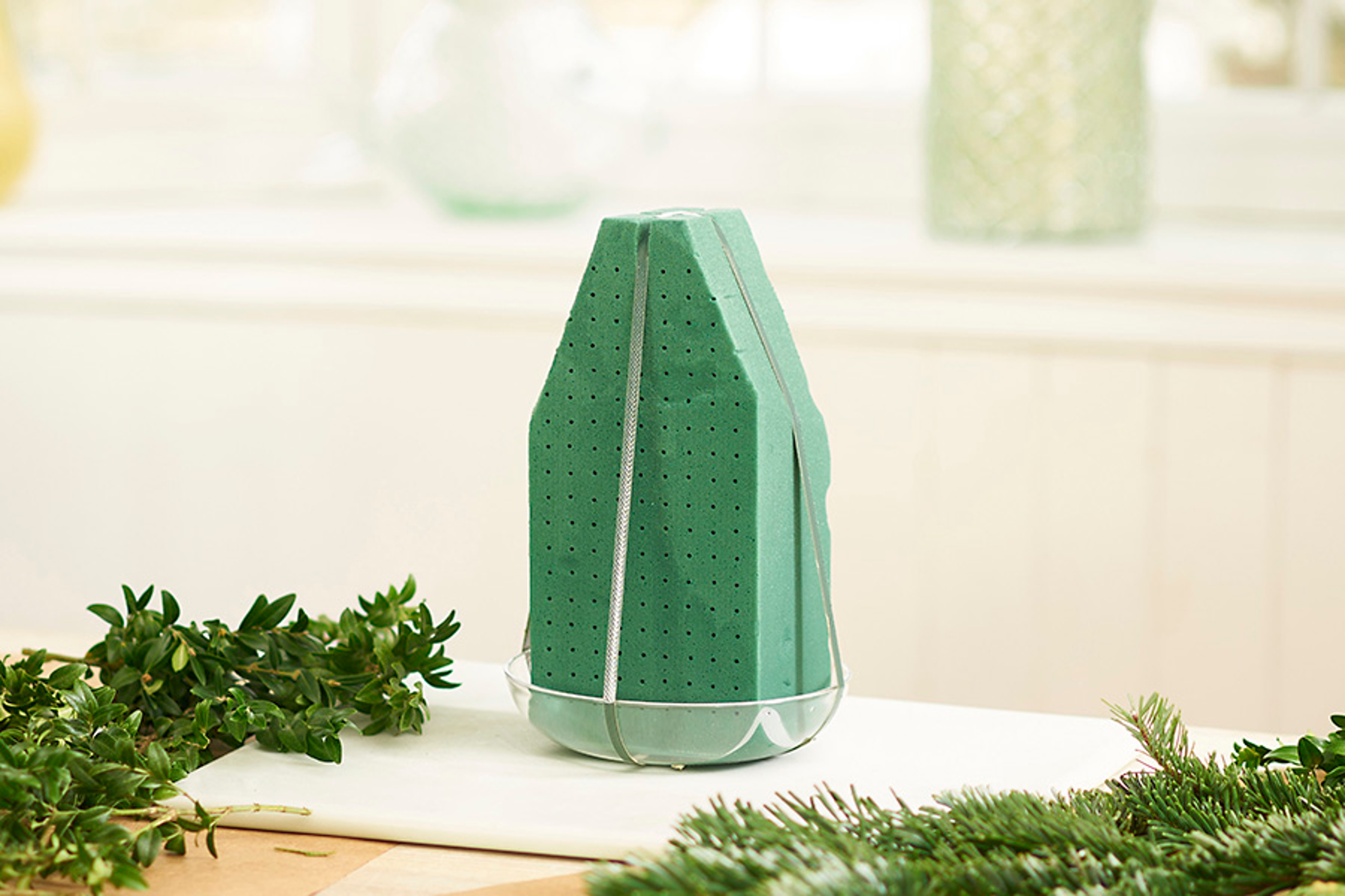 Step : Shake floral foam for Christmas Tree