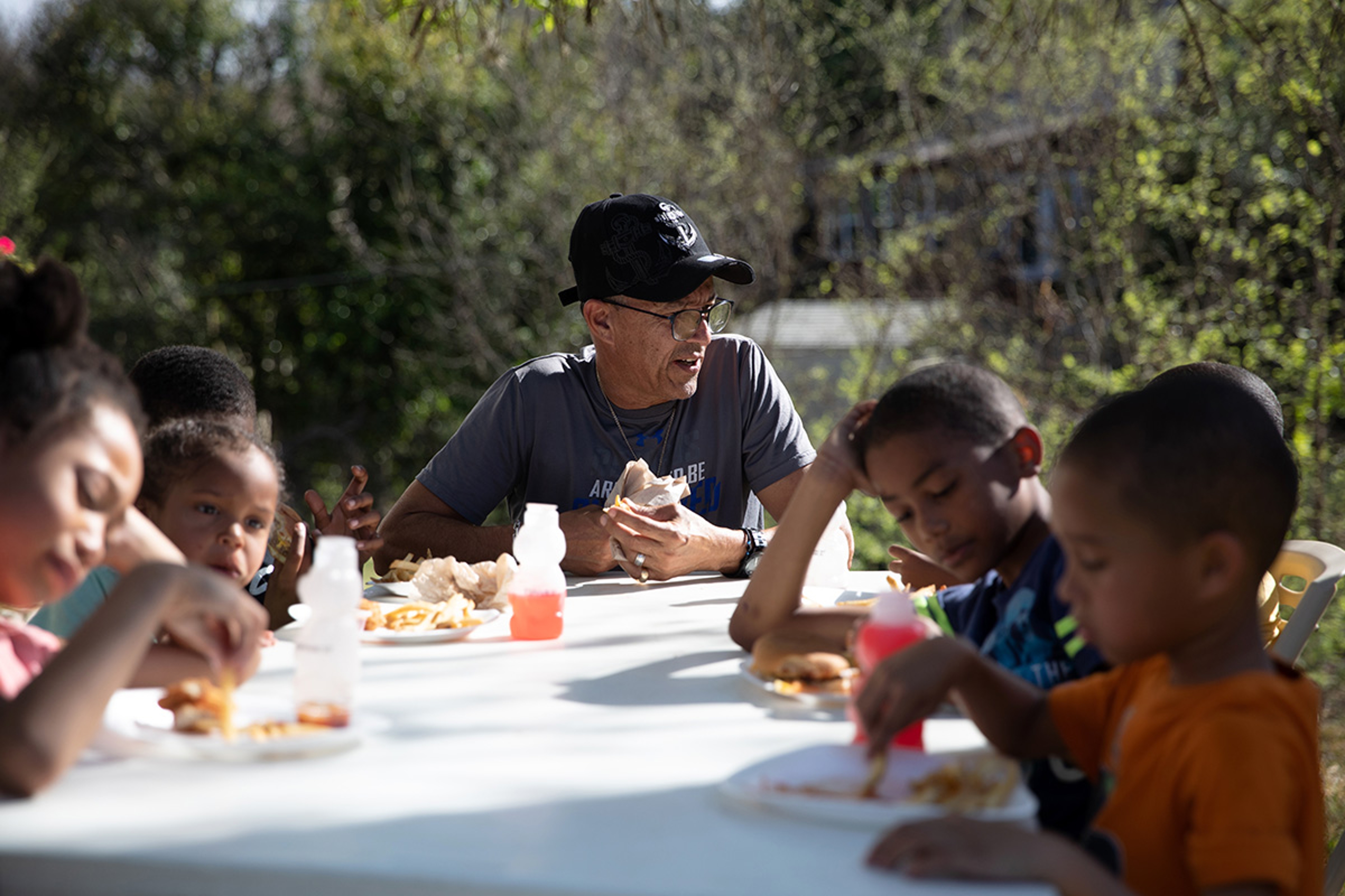 Article Cards Featured Image feeding america children eating lunch