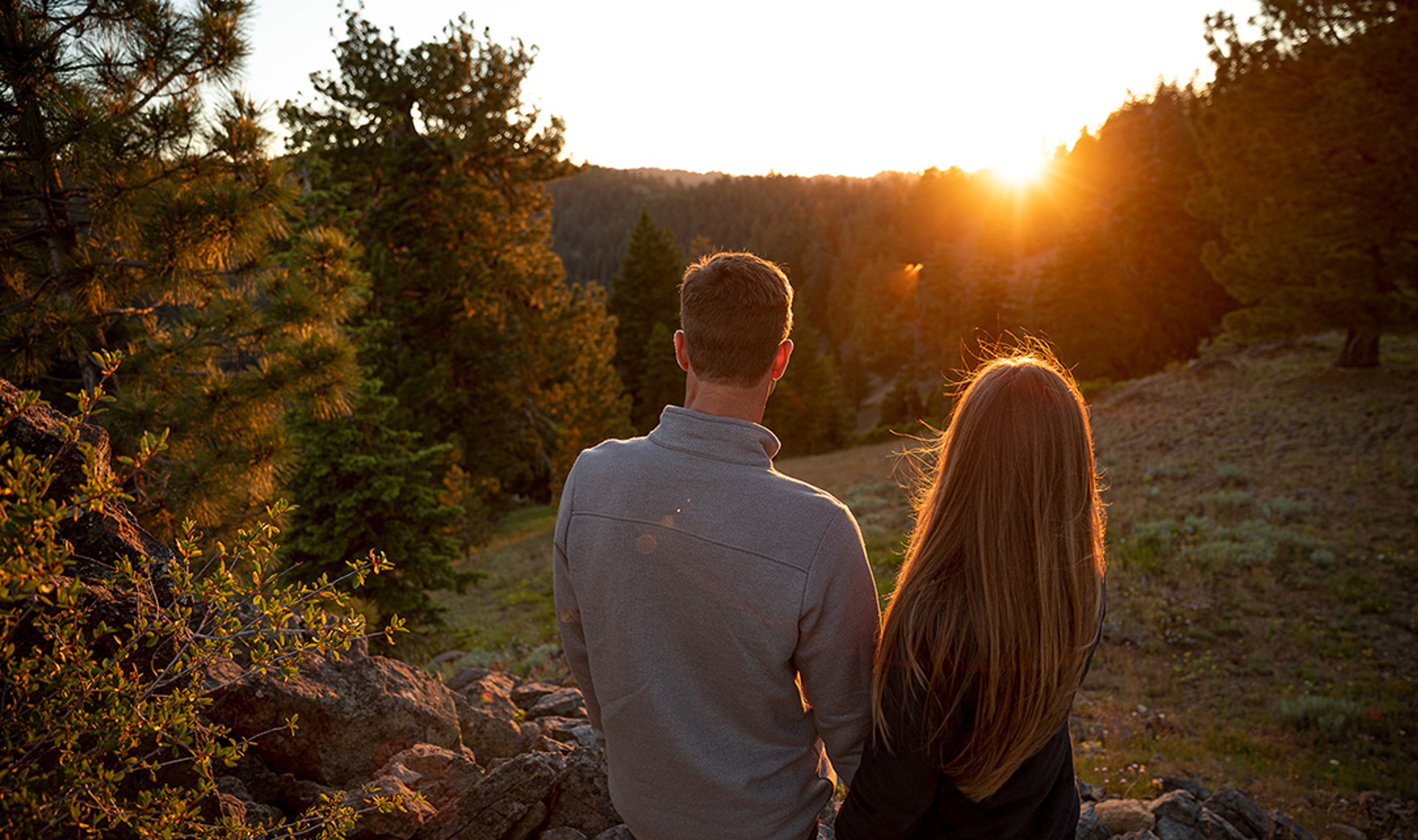 mindful vacation couple looking at sunset