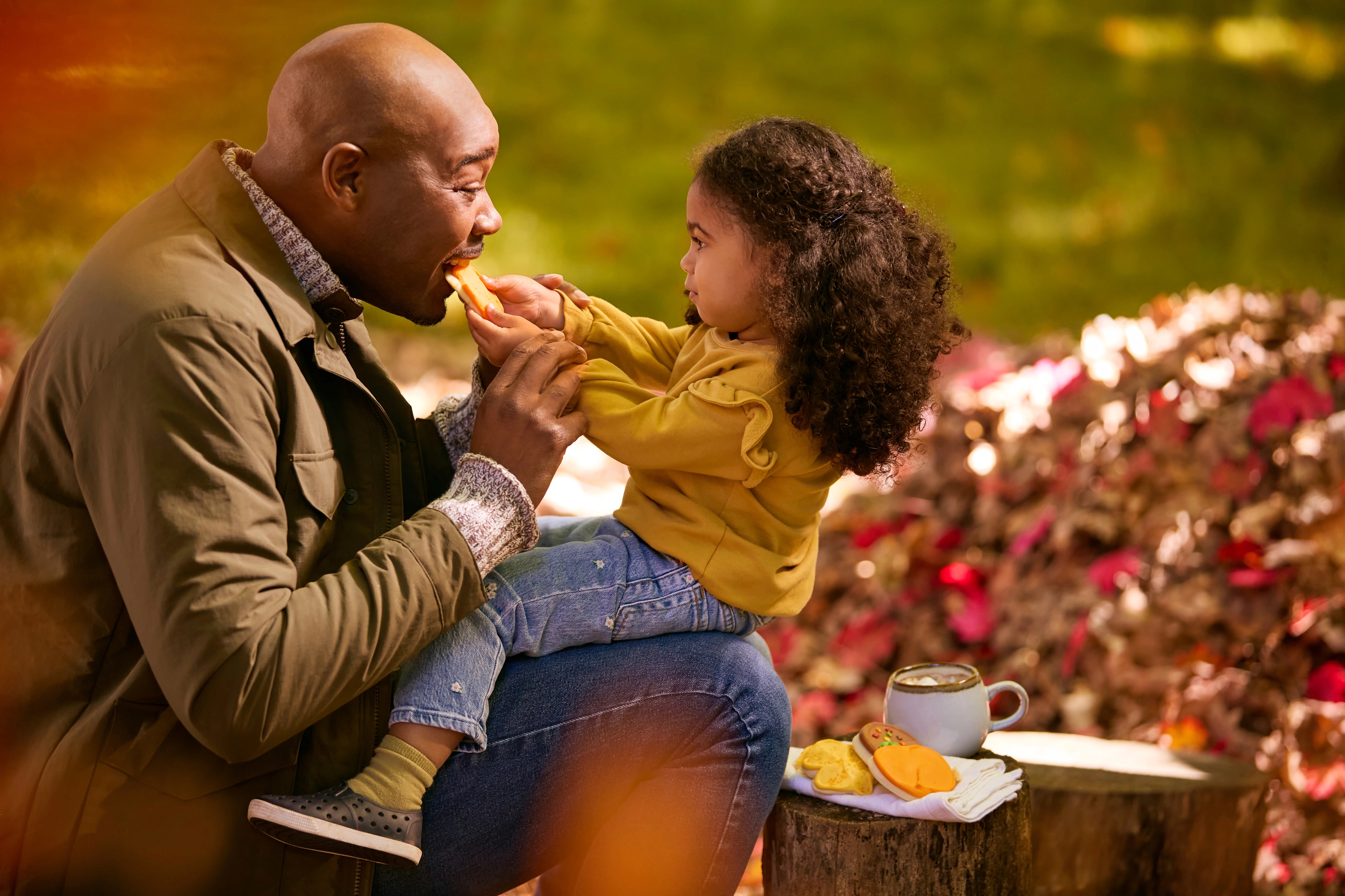 Article Cards Featured Image pumpkin spice gifts hero father daugther eating cookies