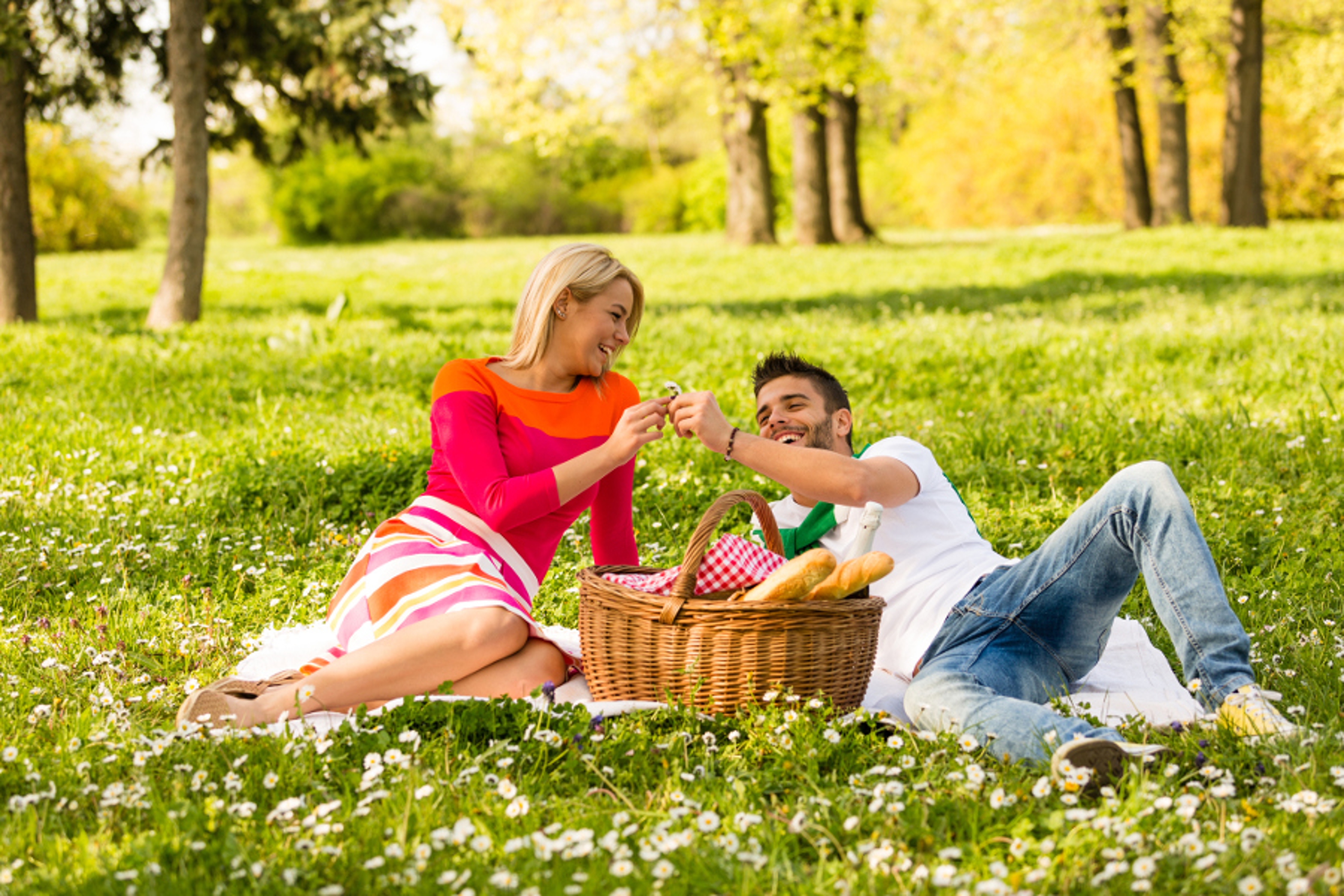 Article Cards Featured Image Couple at park