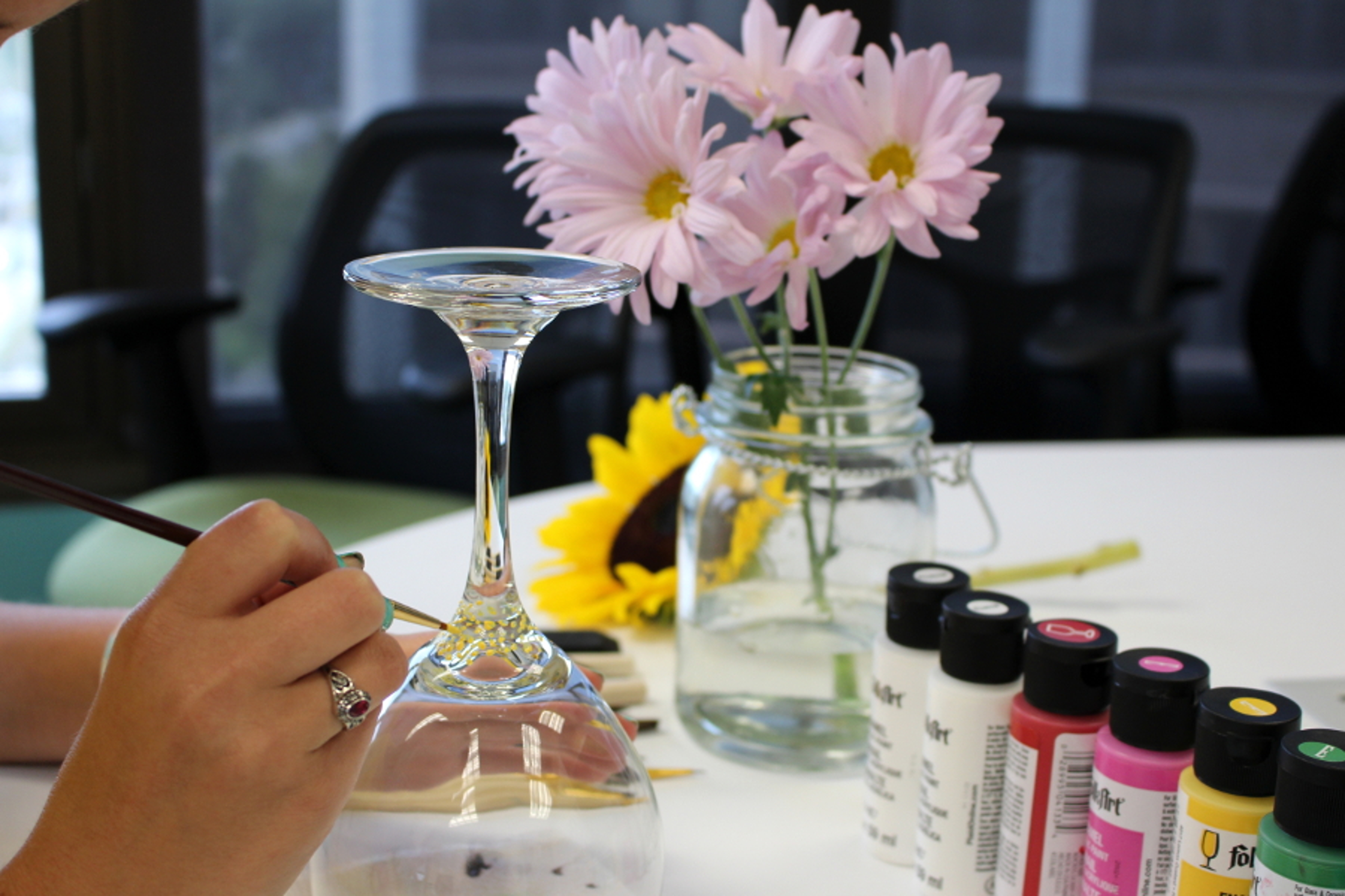 Painting sunflower on wine glass