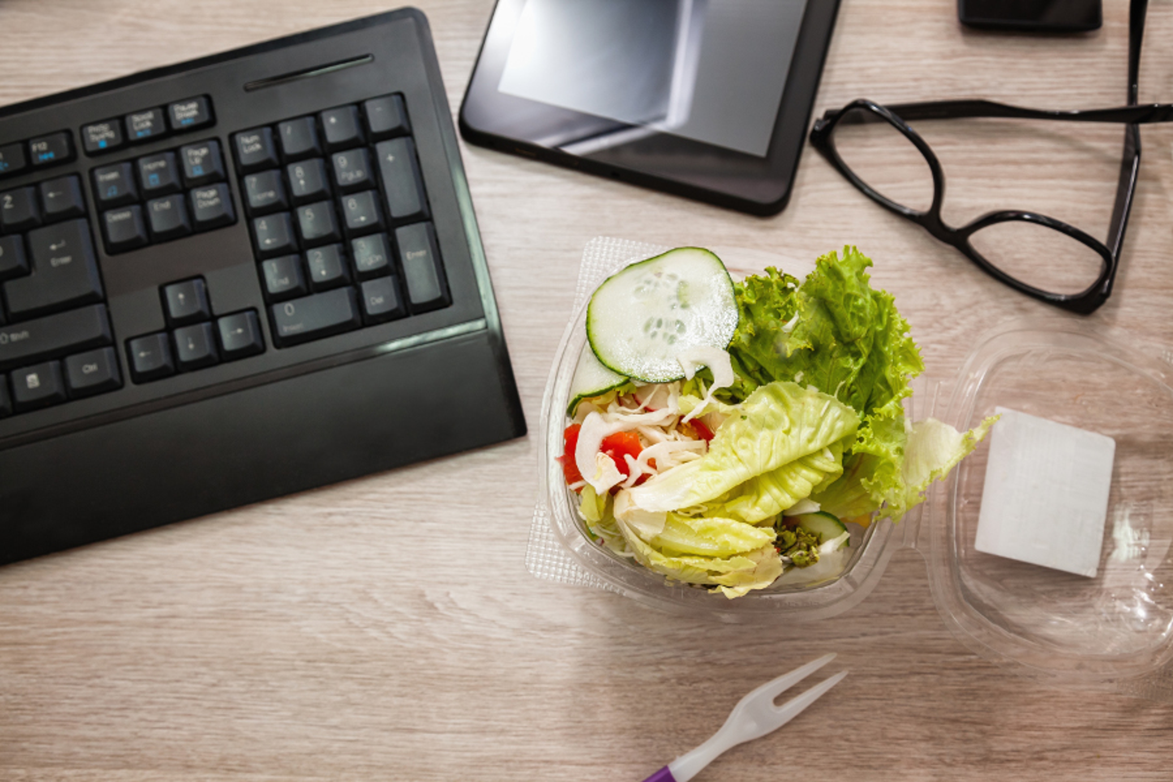 Article Cards Featured Image Healthy Vegetable Lunch Box On Working Desk