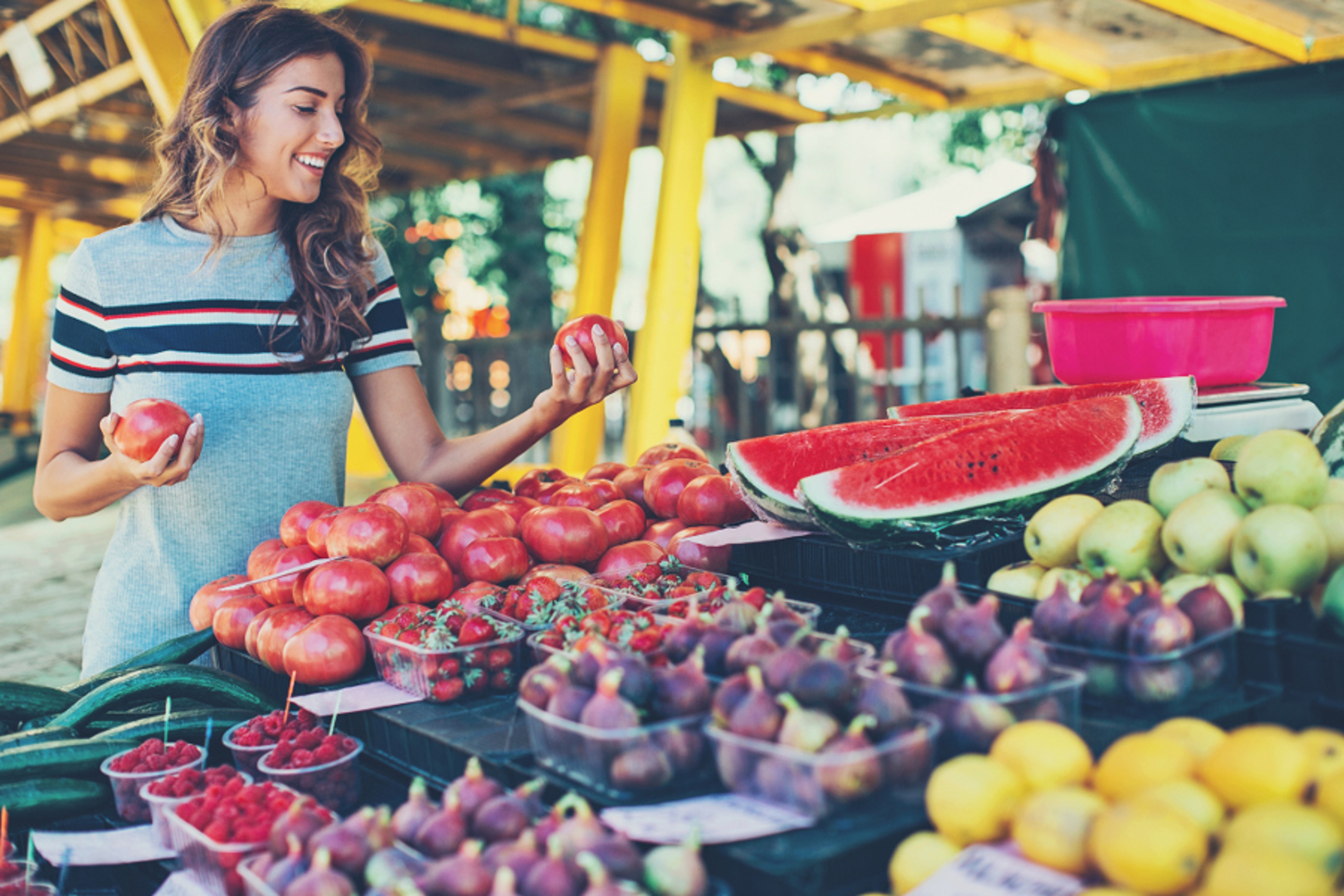 Article Cards Featured Image Shopping at a farmers market