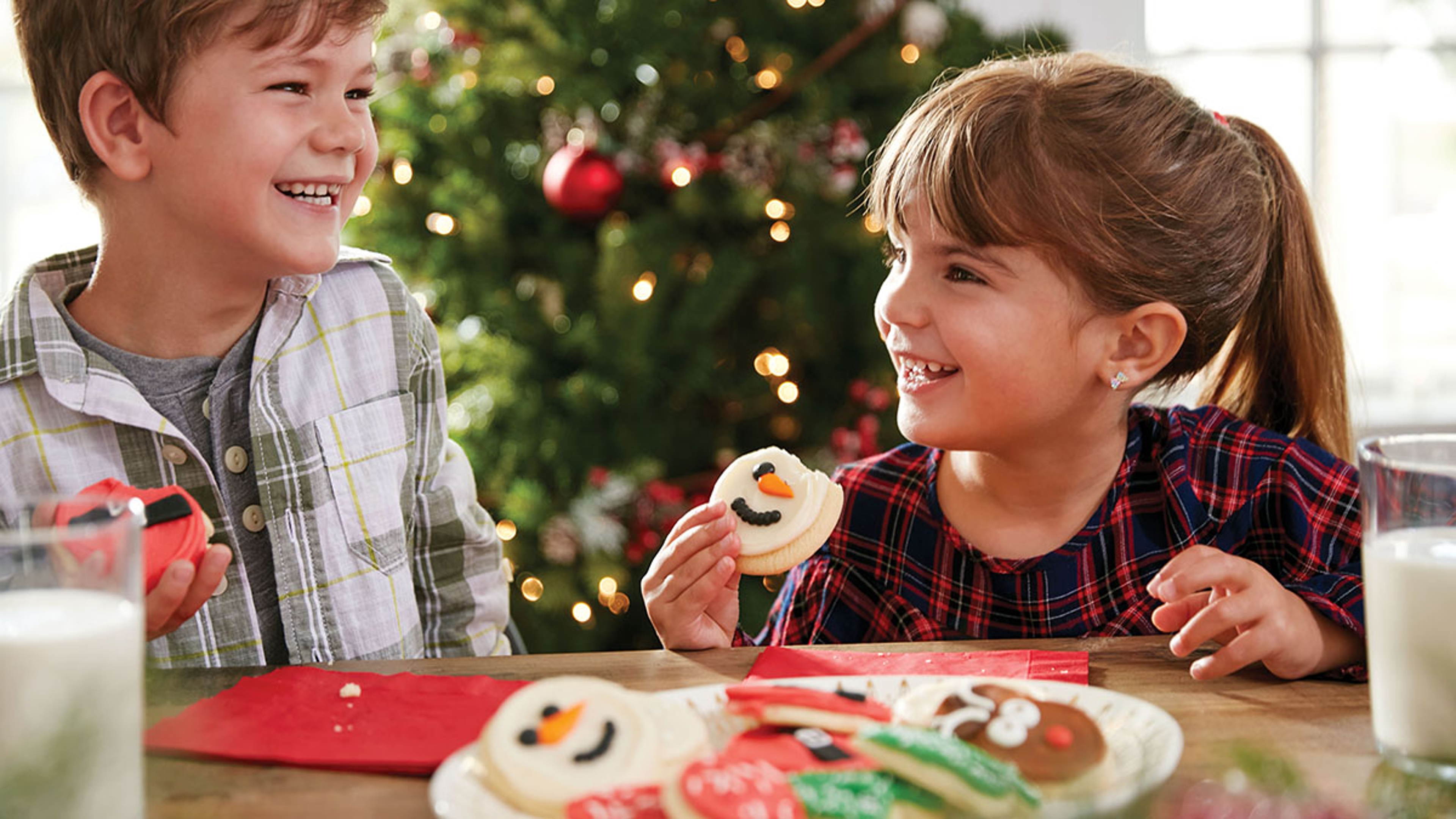 Article Cards Featured Image kids eating christmas cookies