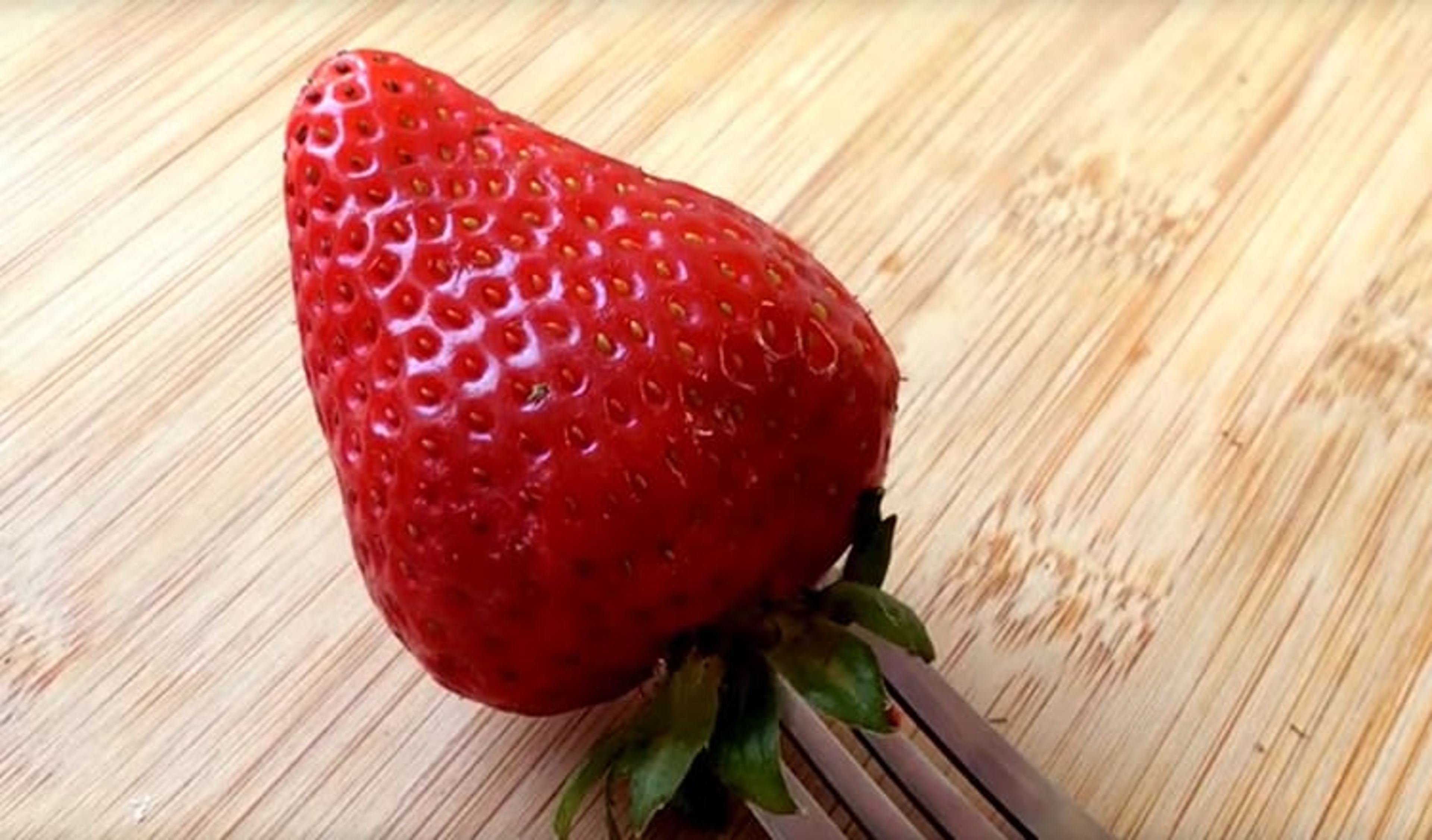 Step : Place a strawberry on the fork.