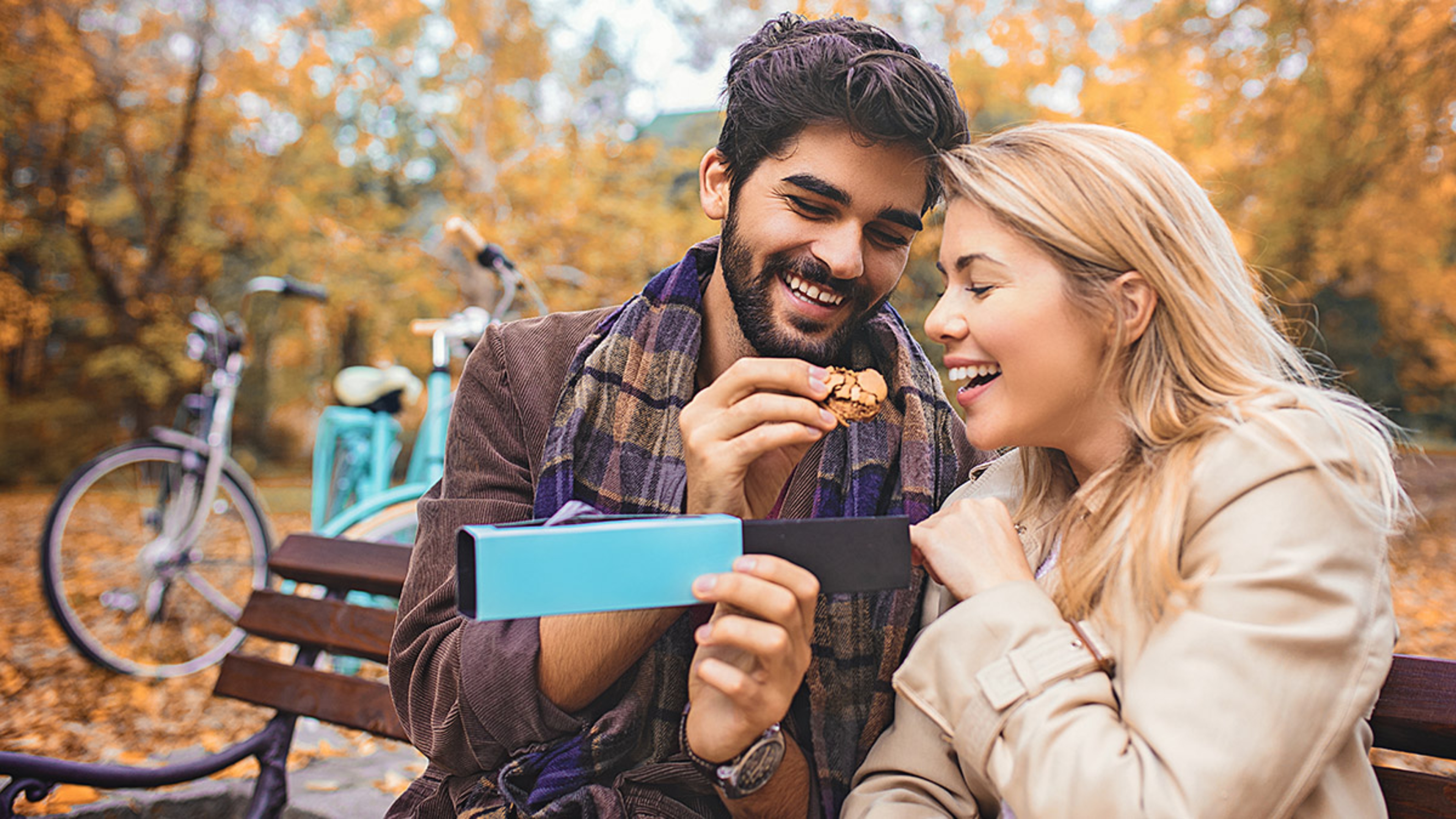 Article Cards Featured Image couple eating cookies