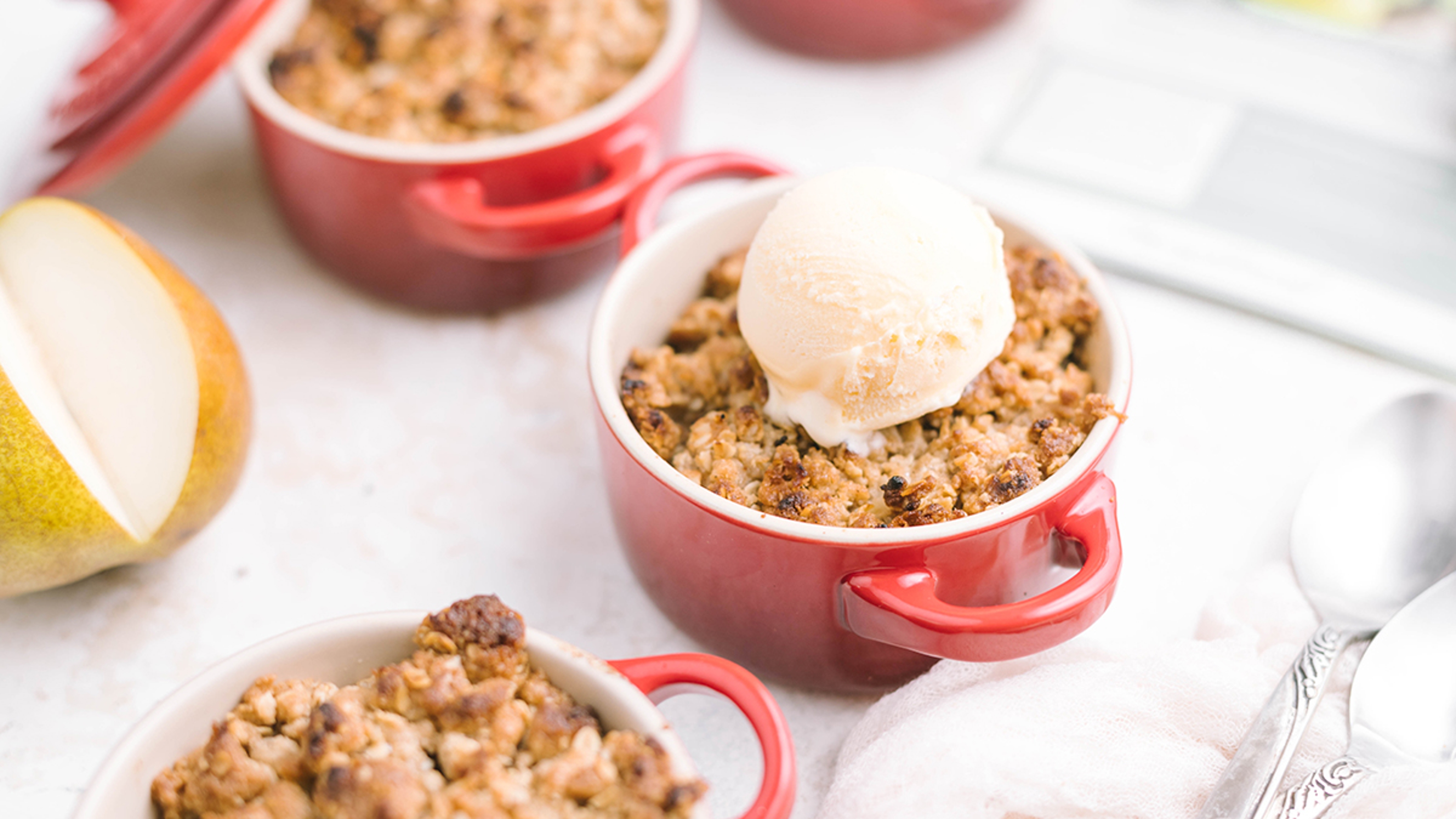 Pear crumble in small dishes