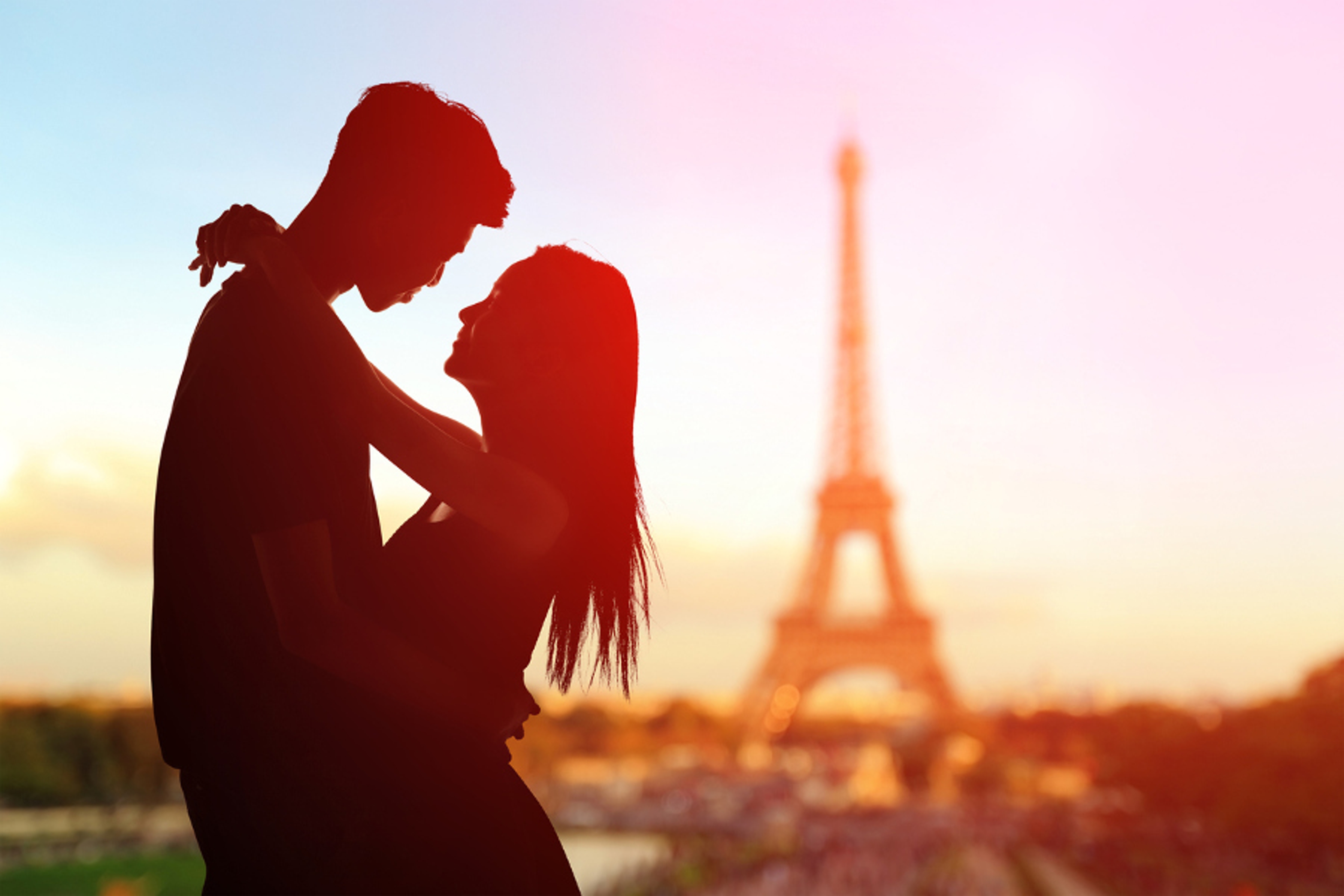 Article Cards Featured Image silhouette of romantic lovers with eiffel tower in Paris with sunset