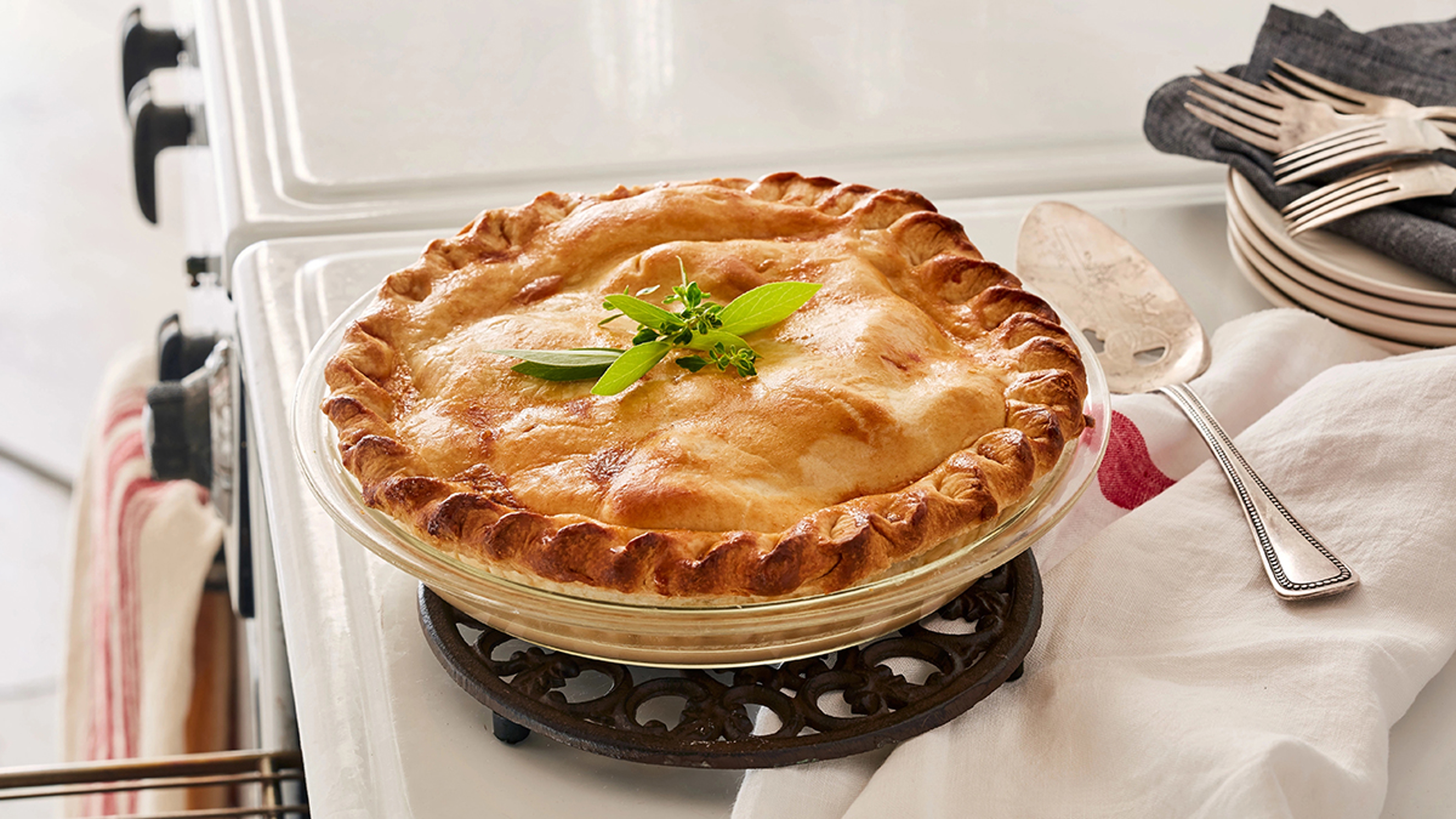 Article Cards Featured Image history of apple pie hero